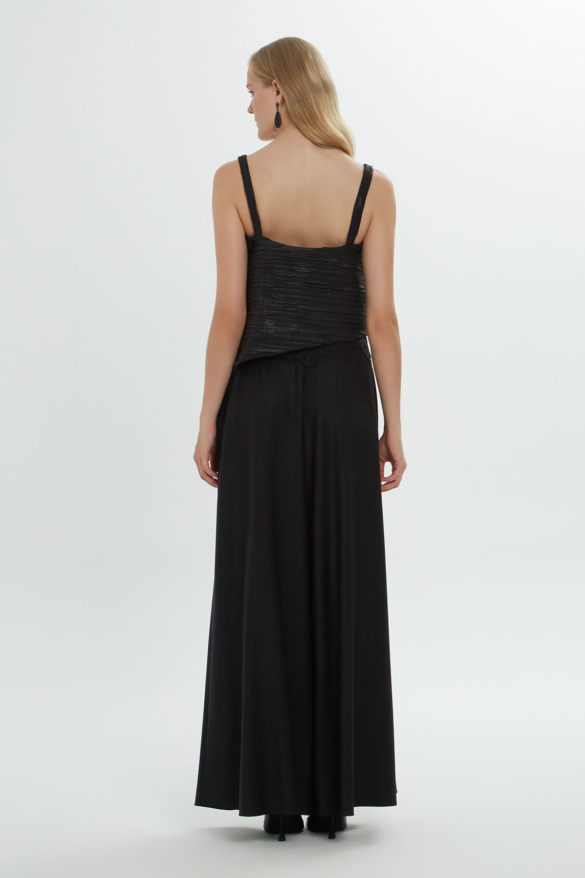 Kalın Askılı Dantel Detaylı Asimetrik Bluz