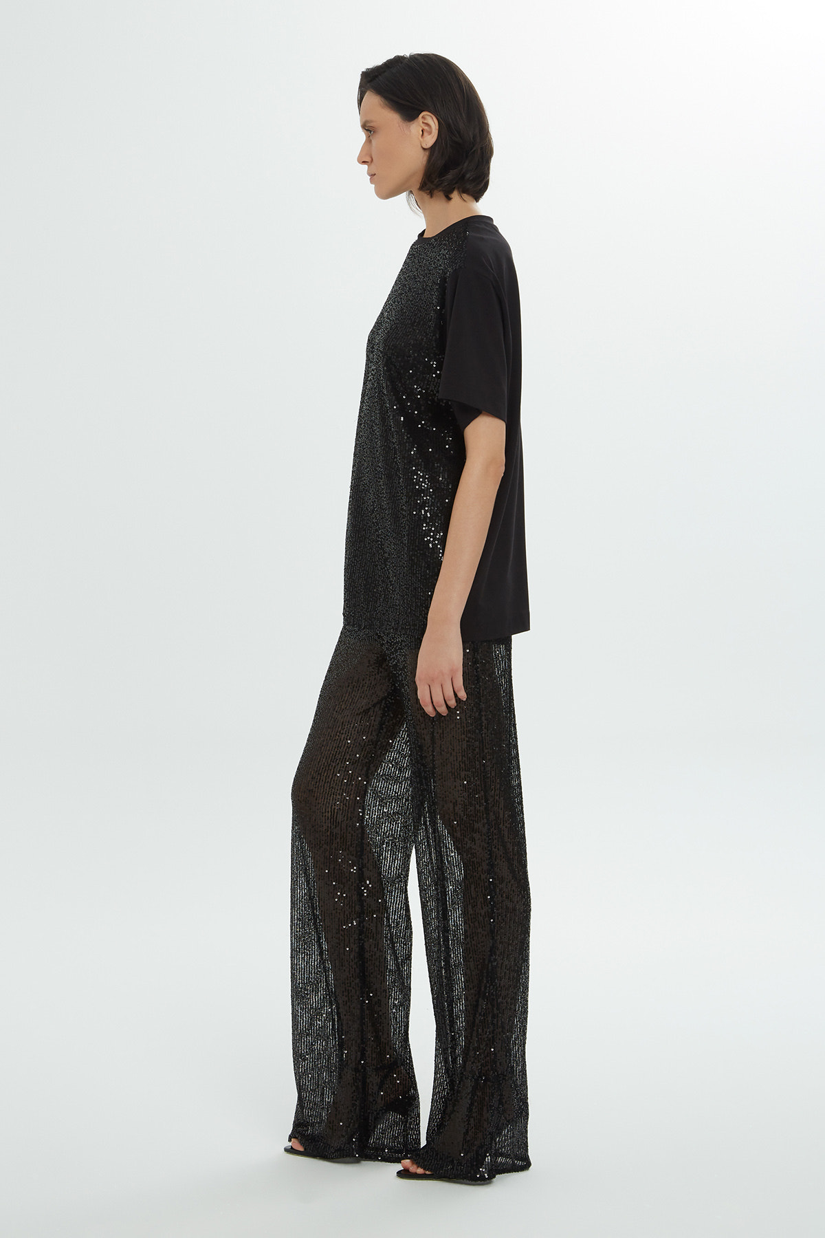 Yuvarlak Yakalı Önü Payetli Kısa Kollu Bluz