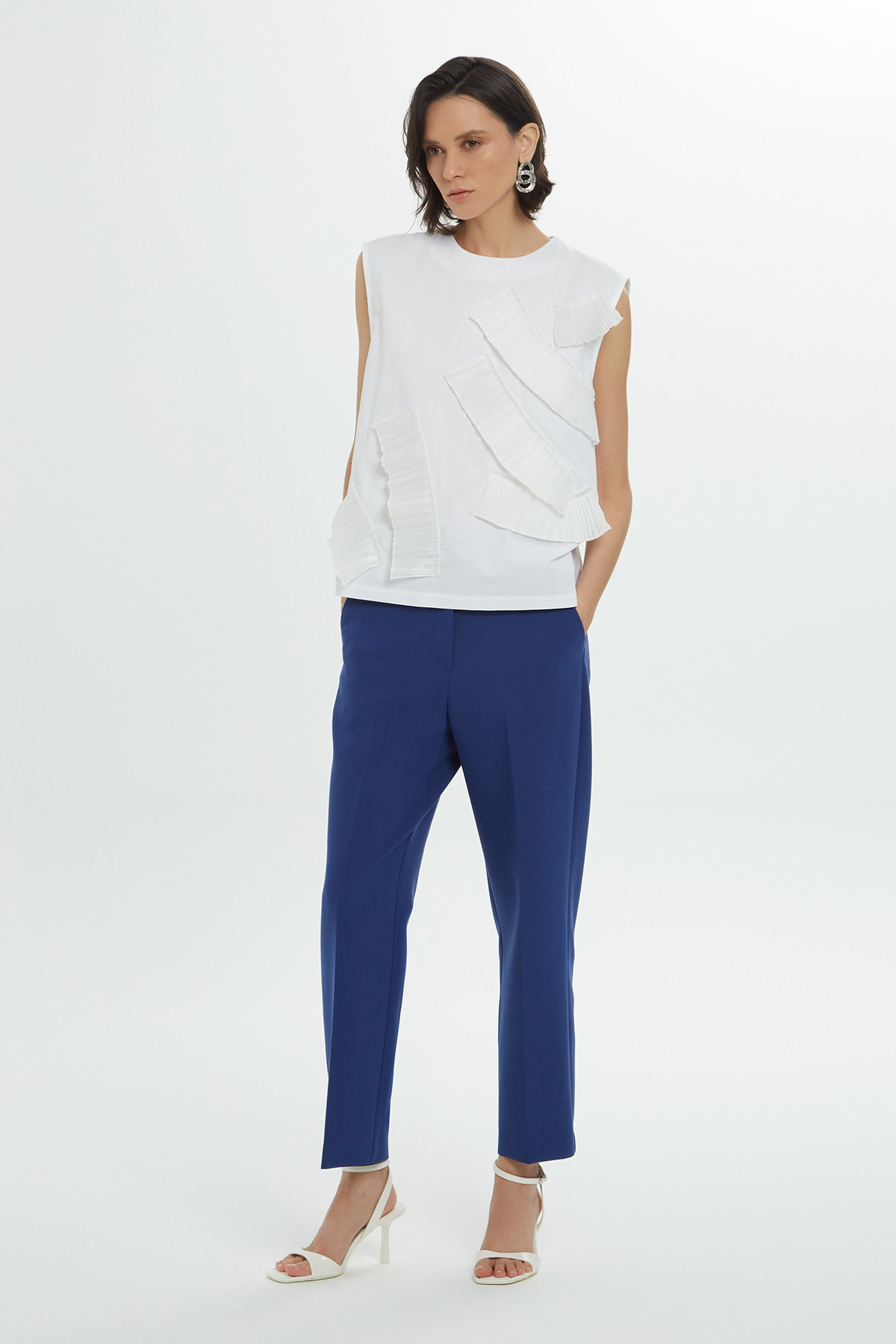 Plise Parça Detaylı Sıfır Kollu Bluz