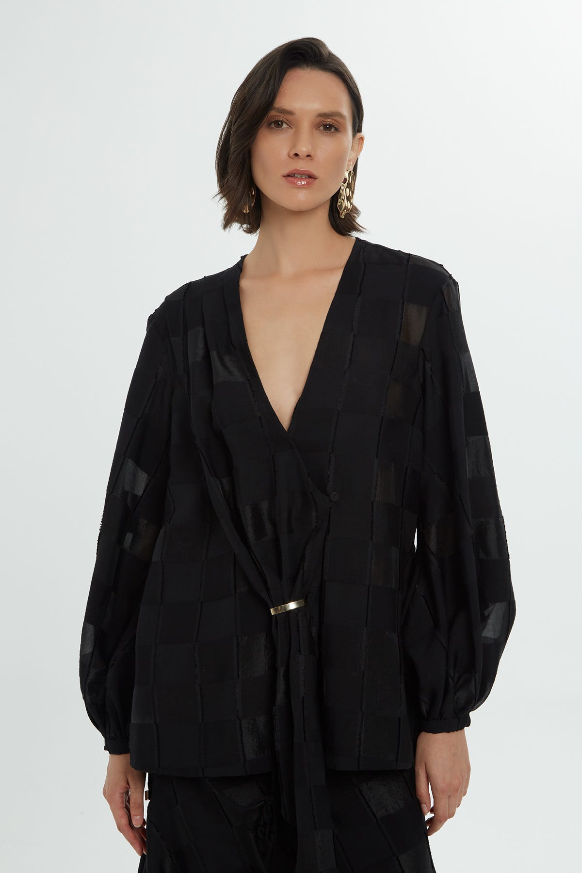 Aksesuar Detaylı Uzun Kollu Manşetli Bluz