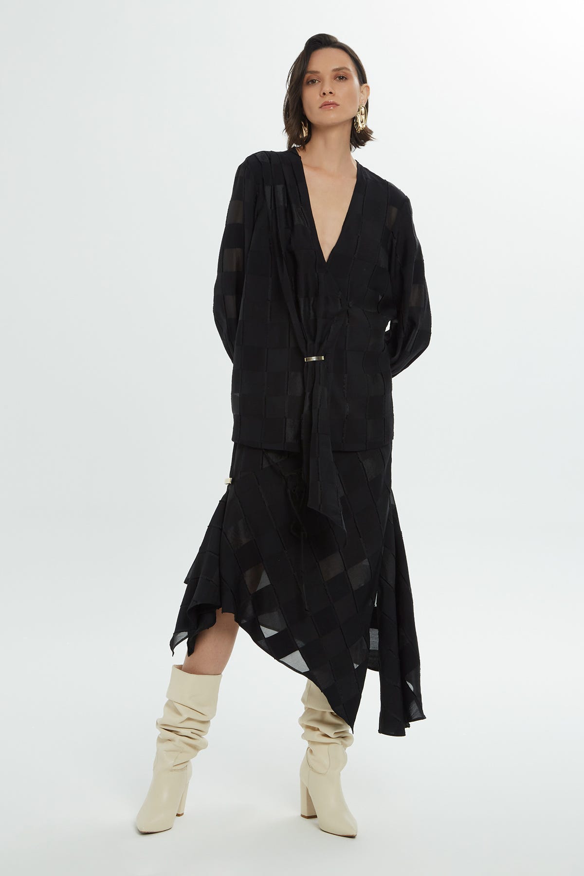 Aksesuar Detaylı Uzun Kollu Manşetli Bluz