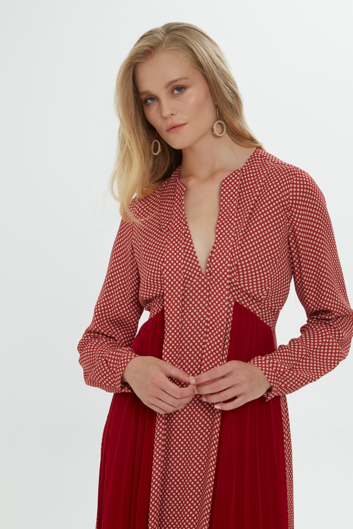 Arkadan Bağlamalı Puantiyeli V Yaka Uzun Elbise