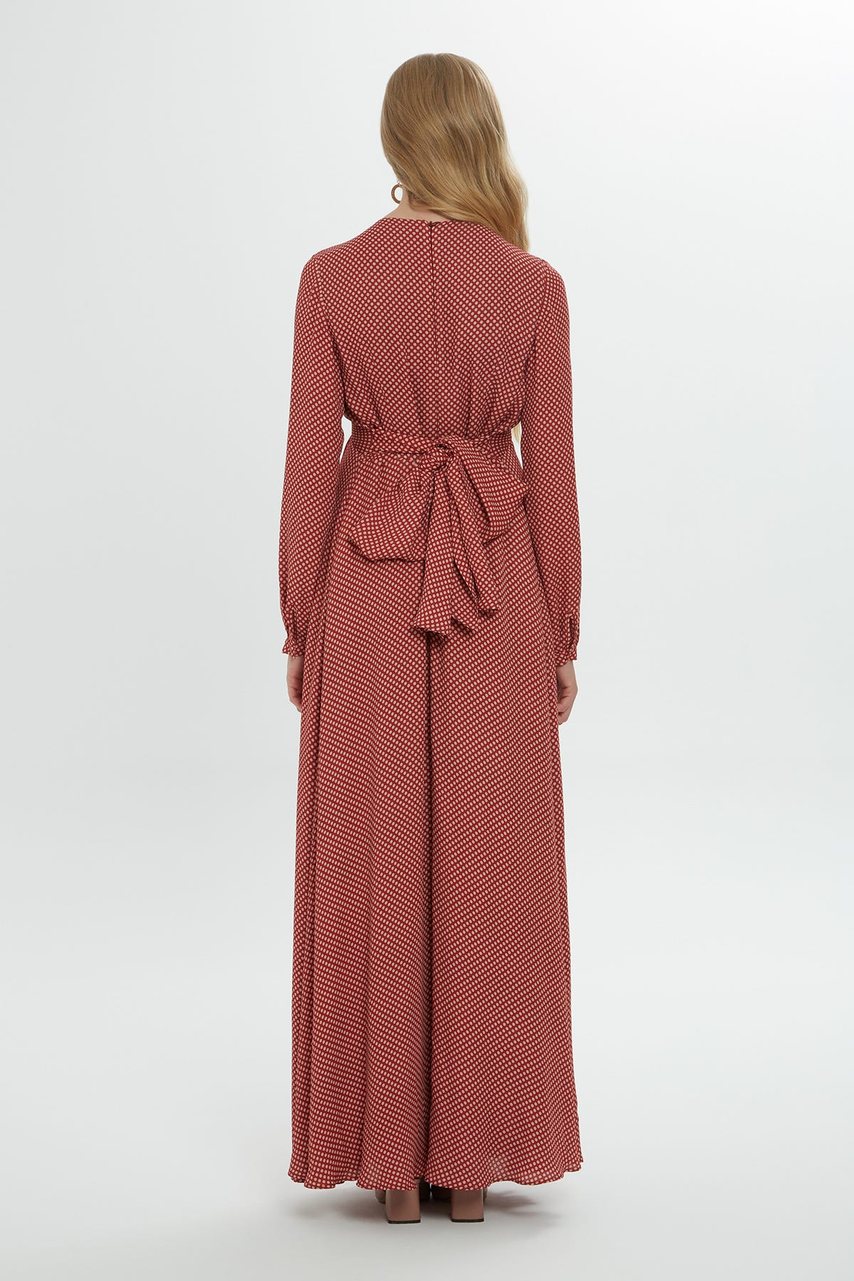 Arkadan Bağlamalı Puantiyeli V Yaka Uzun Elbise