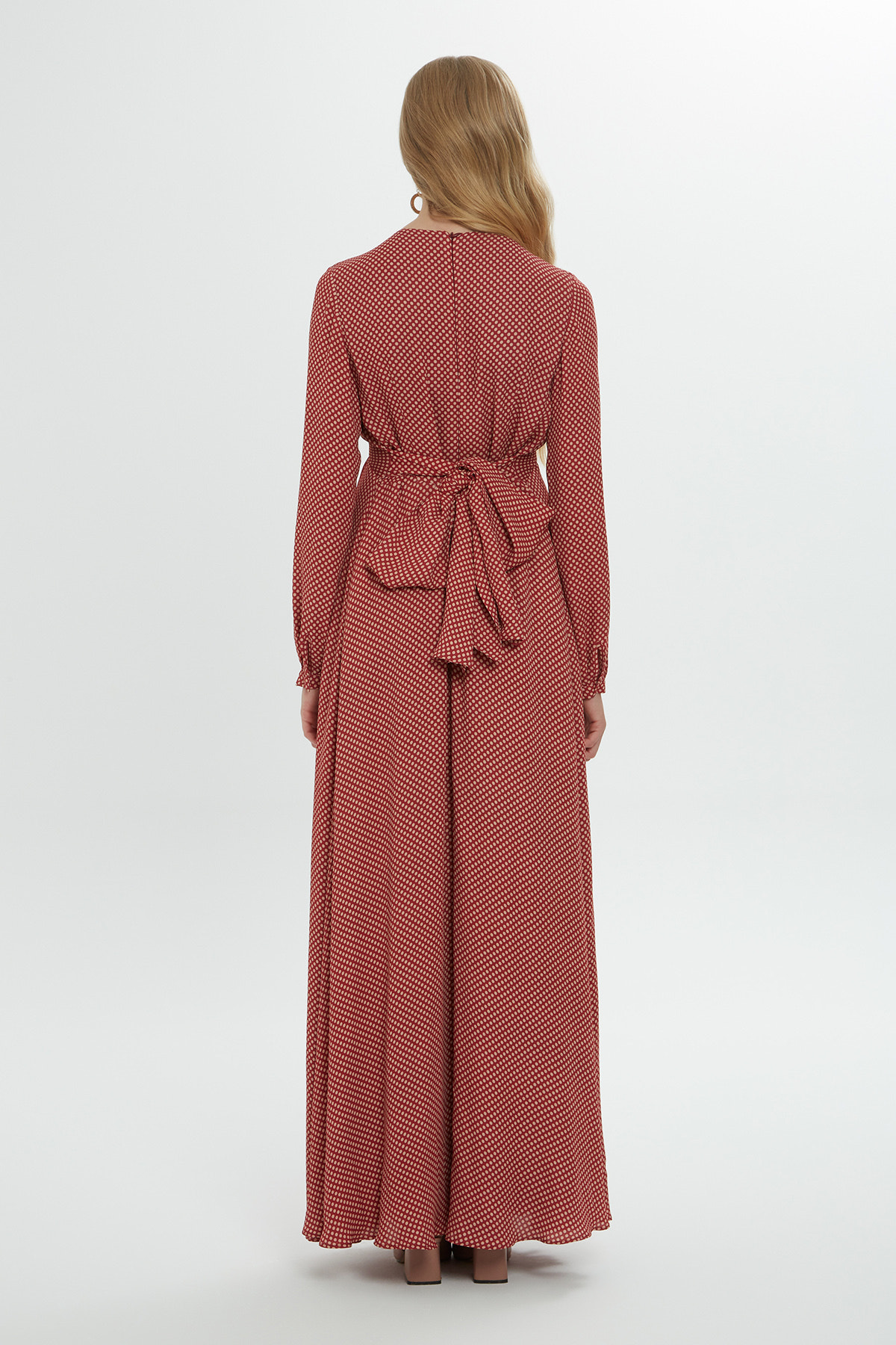 Arkadan Bağlamalı Puantiyeli V Yaka Uzun Elbise