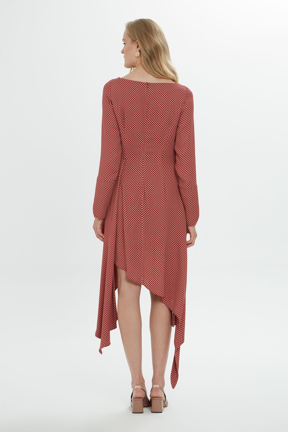 Eteği Asimetrik Kesim Puantiyeli Mini Elbise