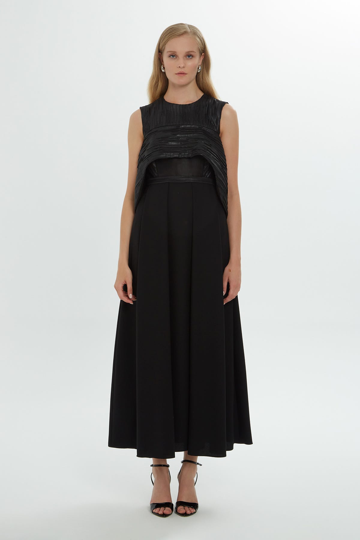 Yuvarlak Yakalı Derin Pili Detaylı Maxi Elbise