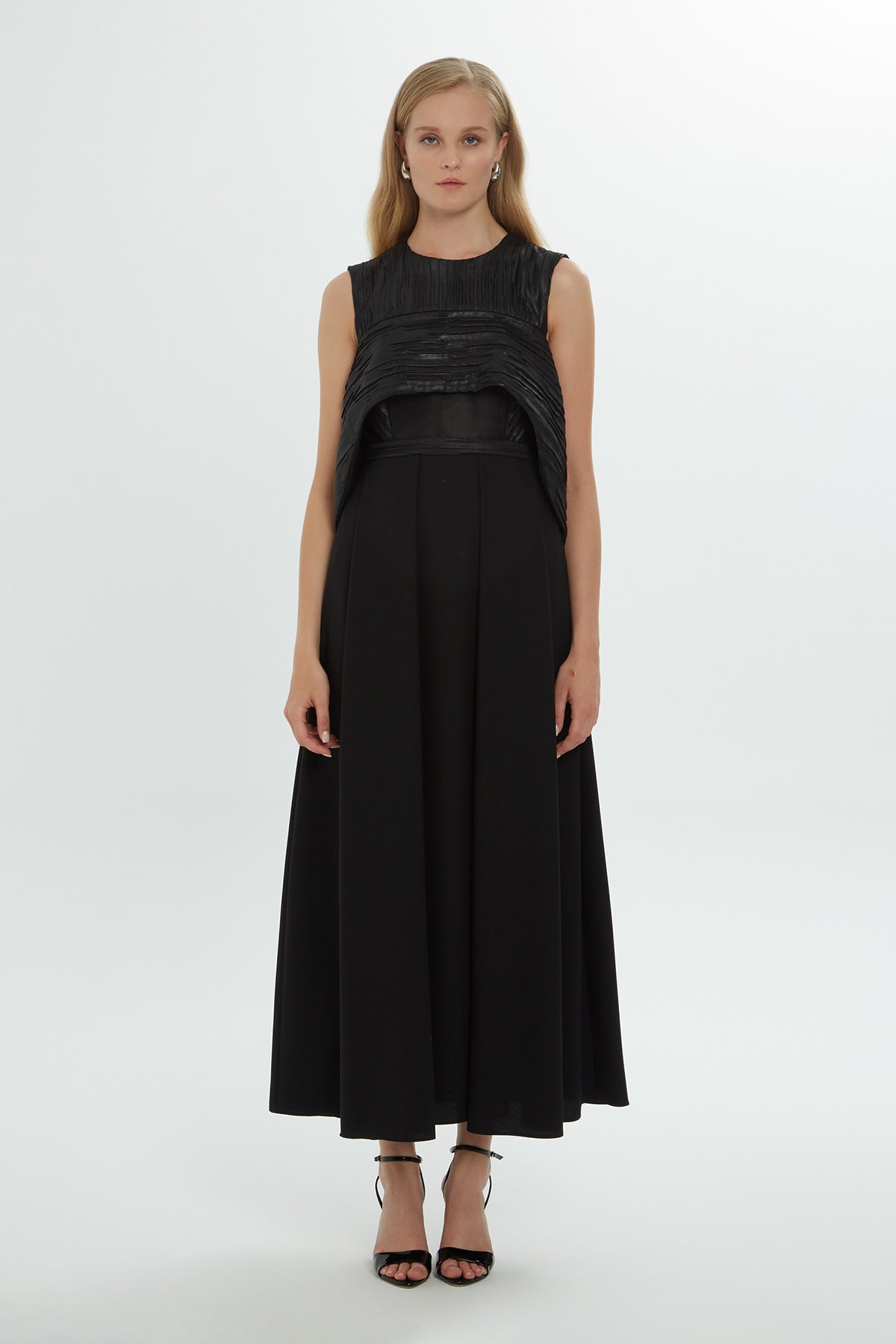 Yuvarlak Yakalı Derin Pili Detaylı Maxi Elbise