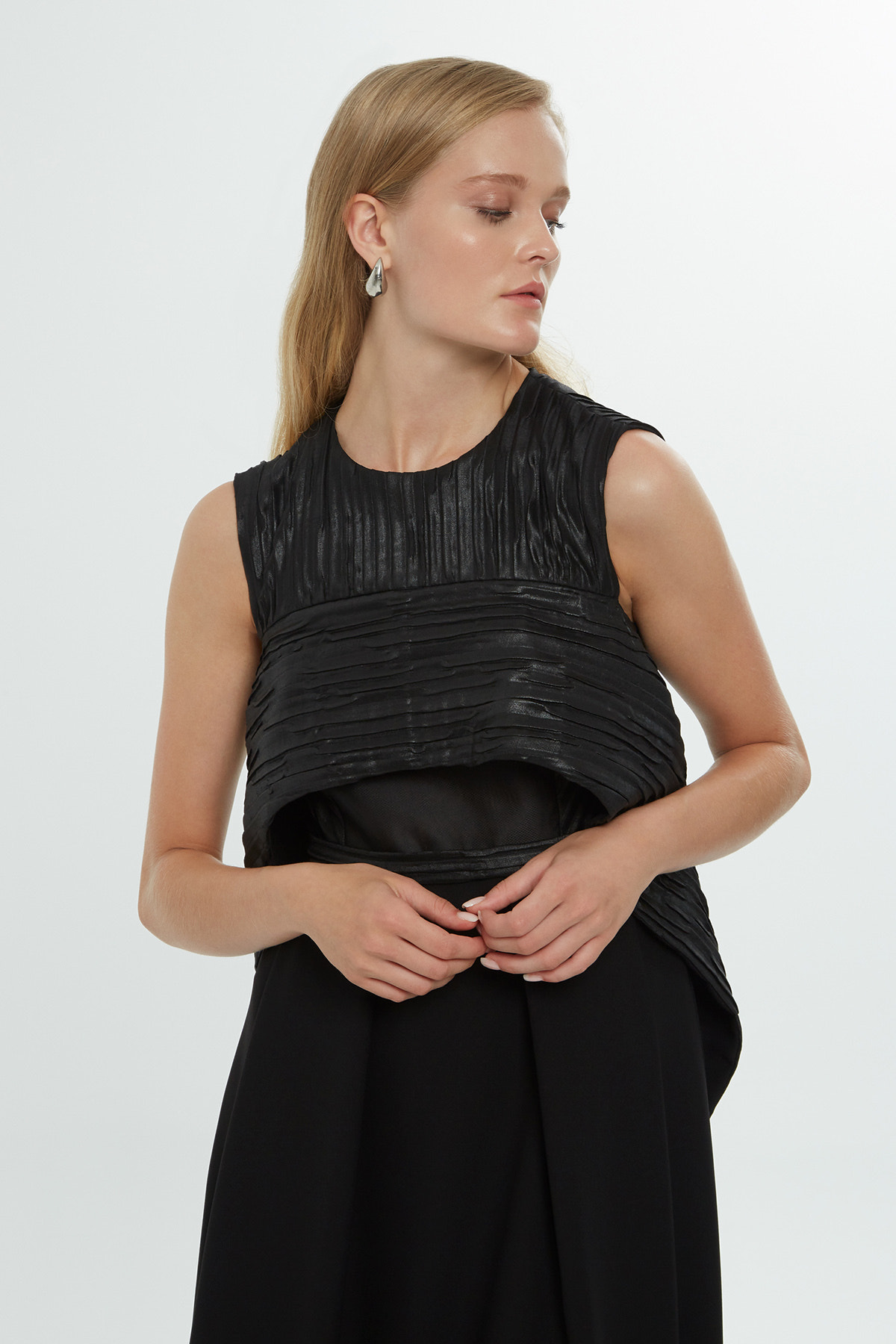 Yuvarlak Yakalı Derin Pili Detaylı Maxi Elbise