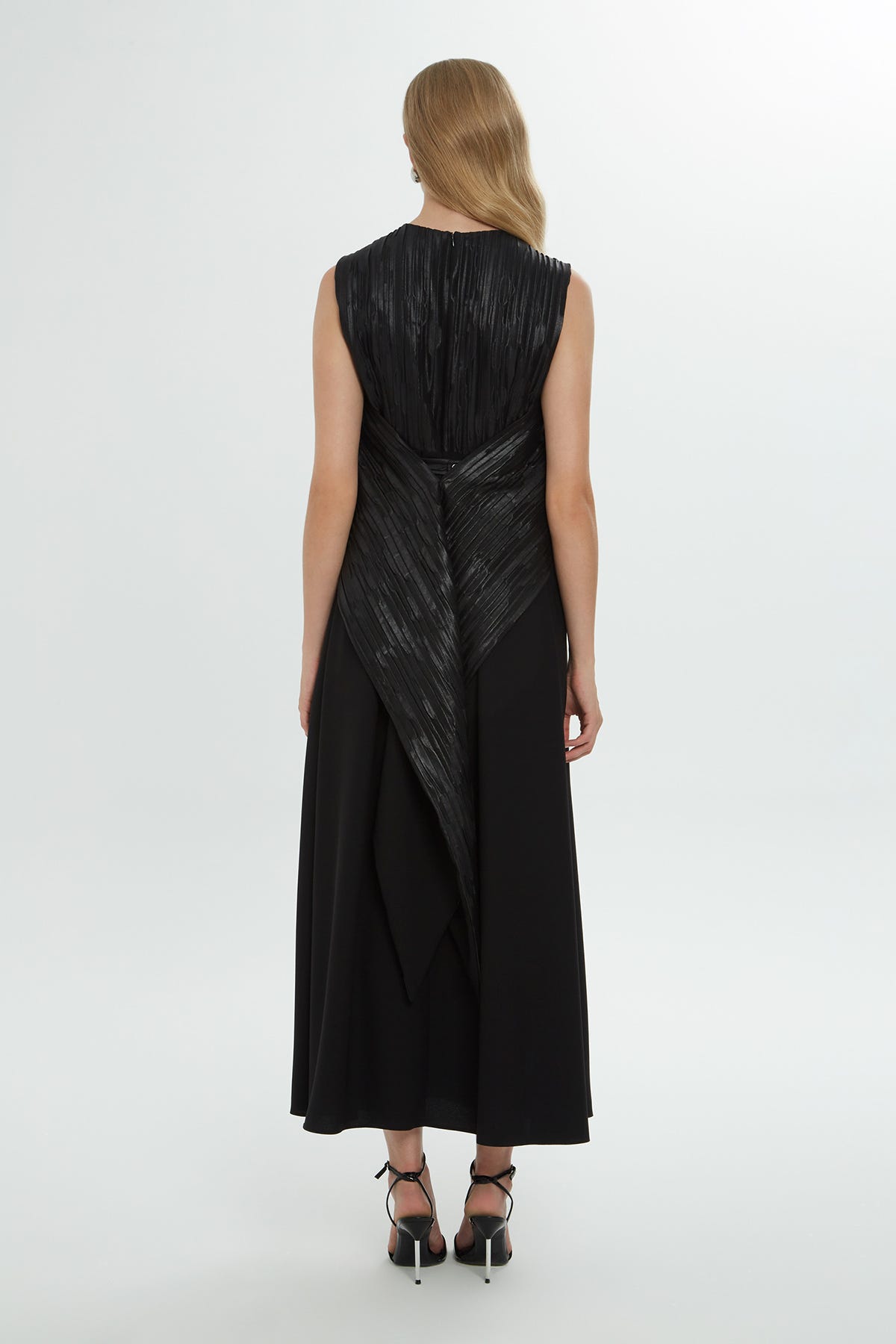 Yuvarlak Yakalı Derin Pili Detaylı Maxi Elbise