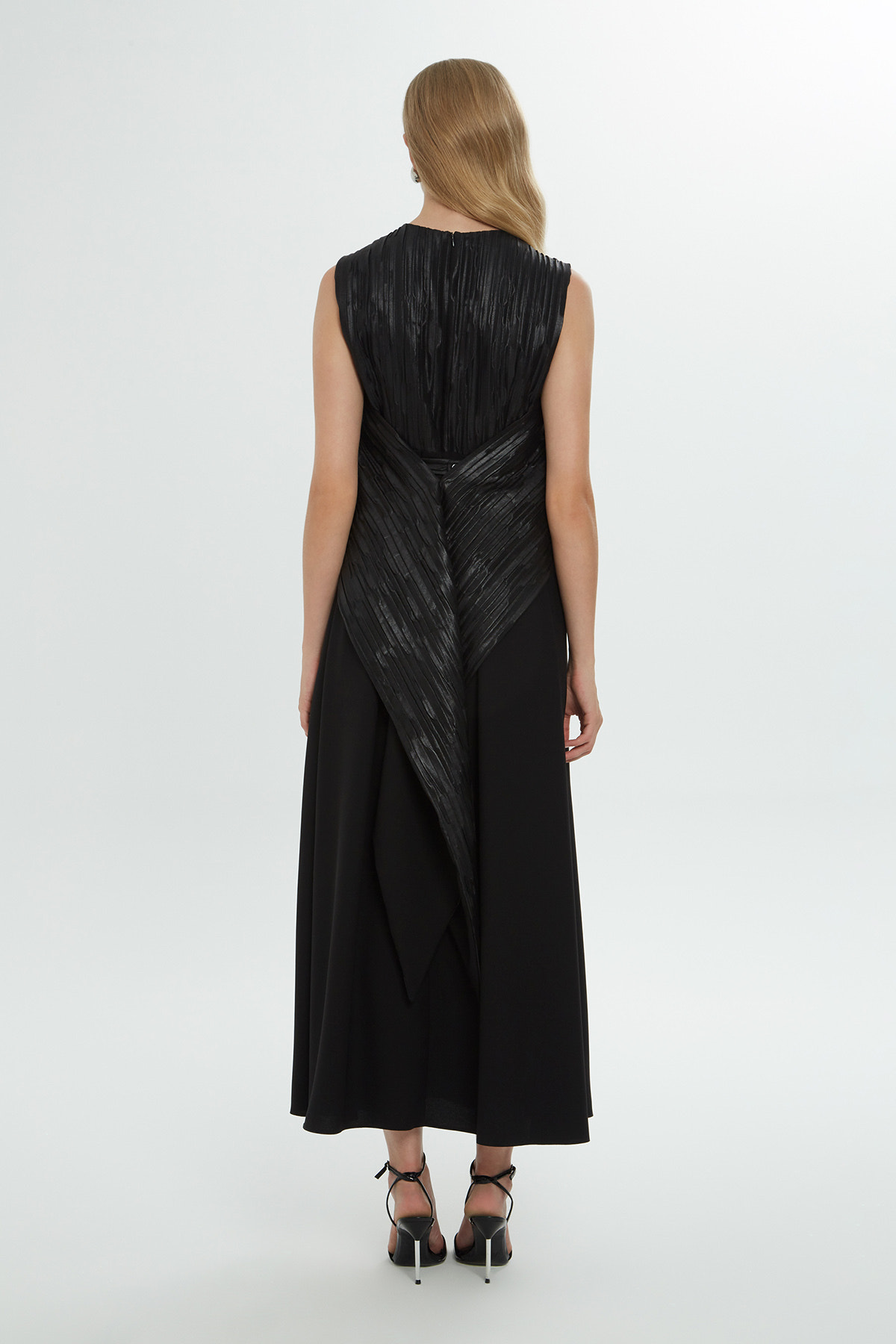 Yuvarlak Yakalı Derin Pili Detaylı Maxi Elbise