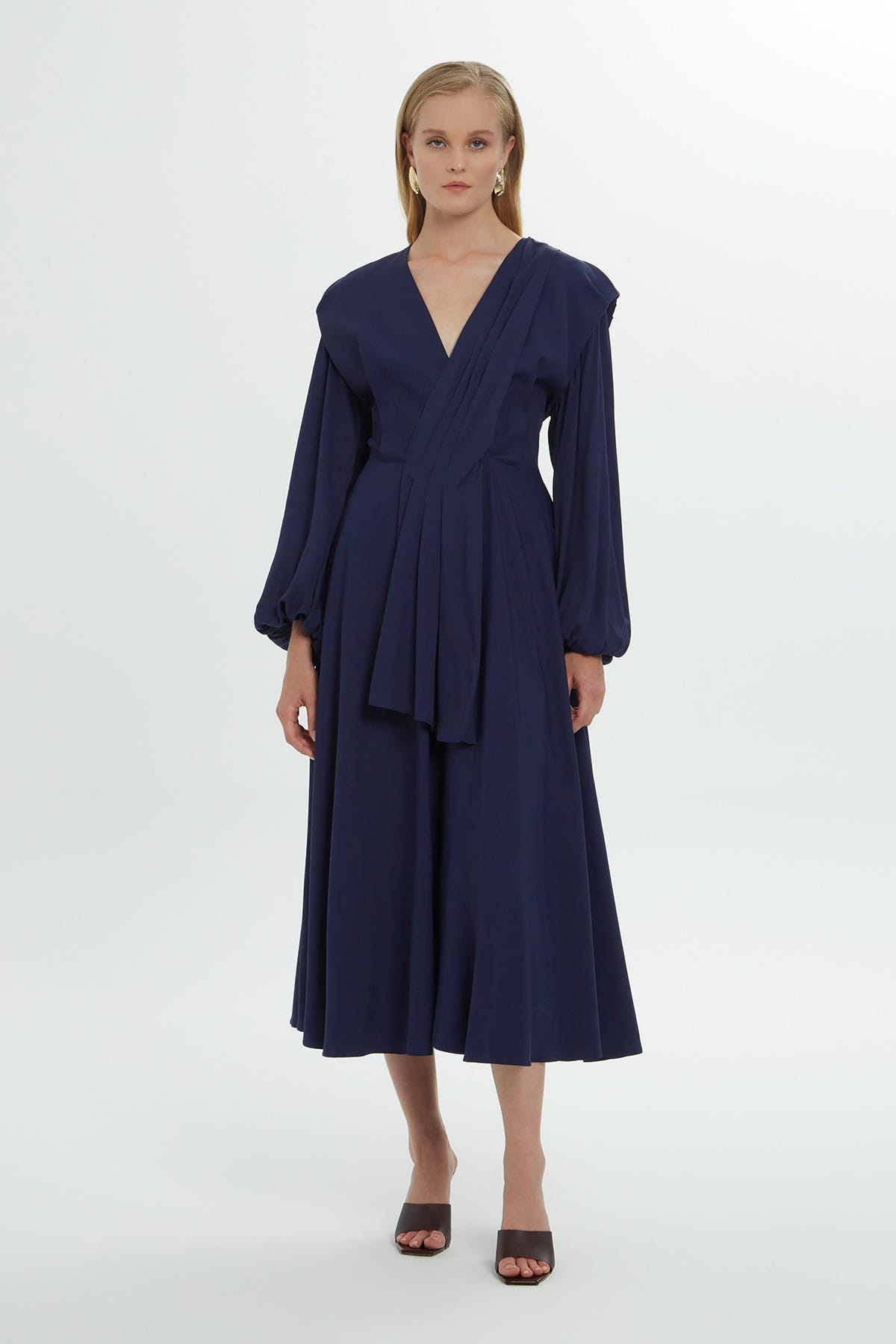 Drapeli Kol Detaylı Midi Elbise