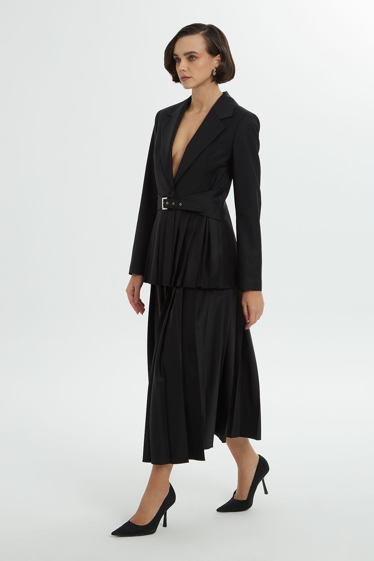 Önü Pili Detaylı Aksesuarlı Ceket