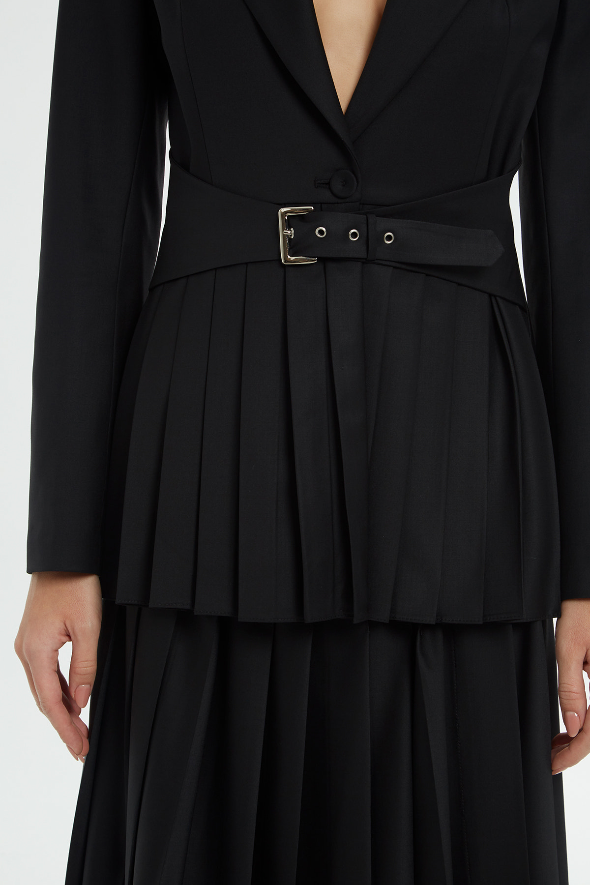 Önü Pili Detaylı Aksesuarlı Ceket