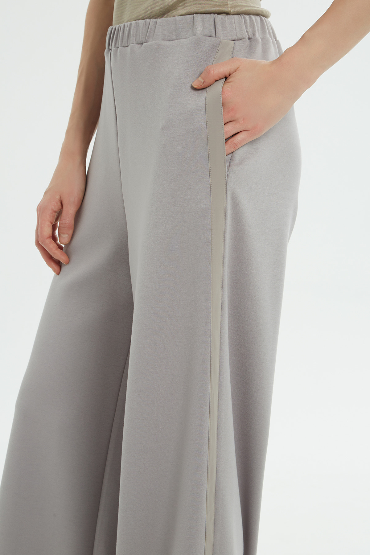 Salaş Kesim Bol Paça Şeritli Eşofman Altı