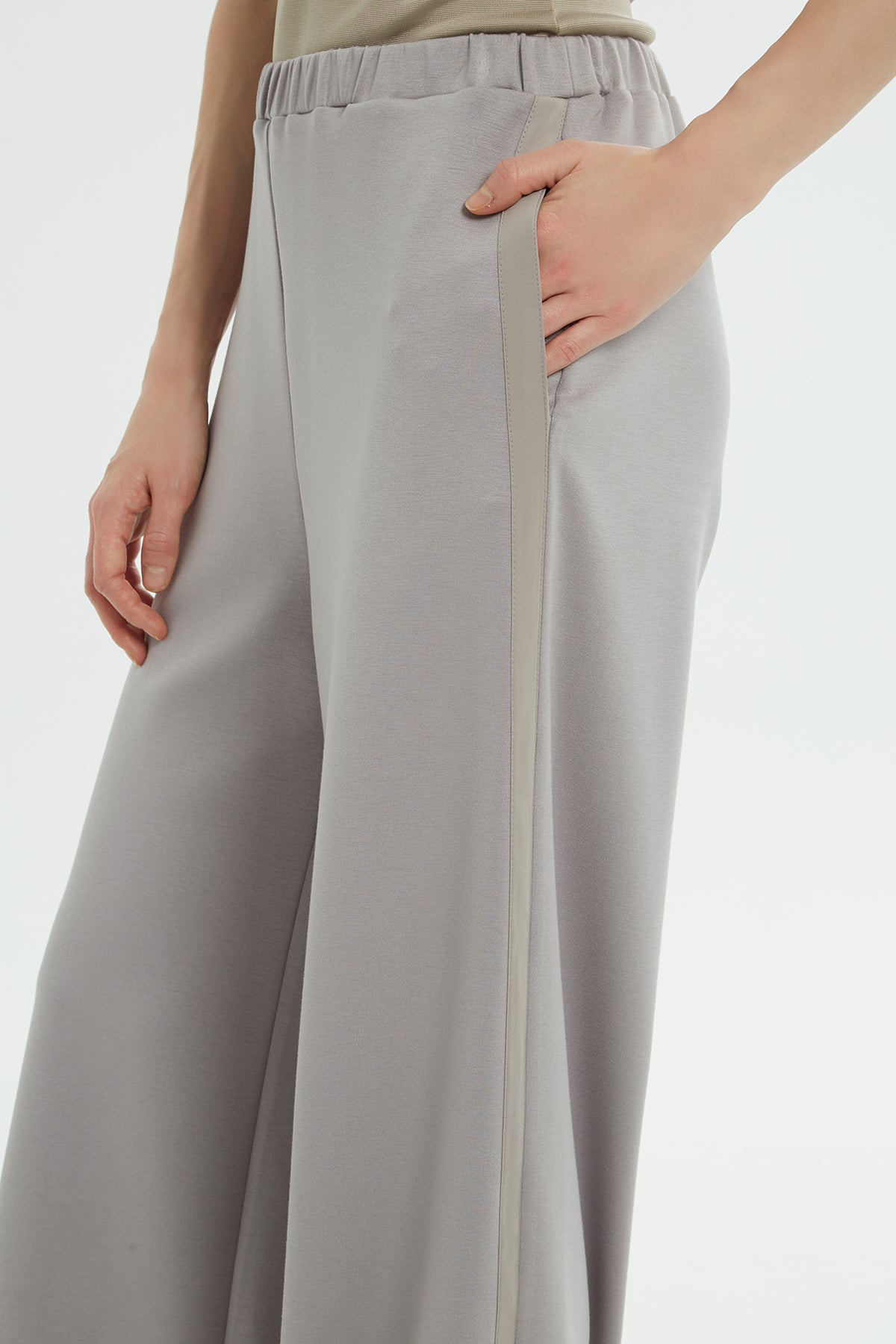 Salaş Kesim Bol Paça Şeritli Eşofman Altı