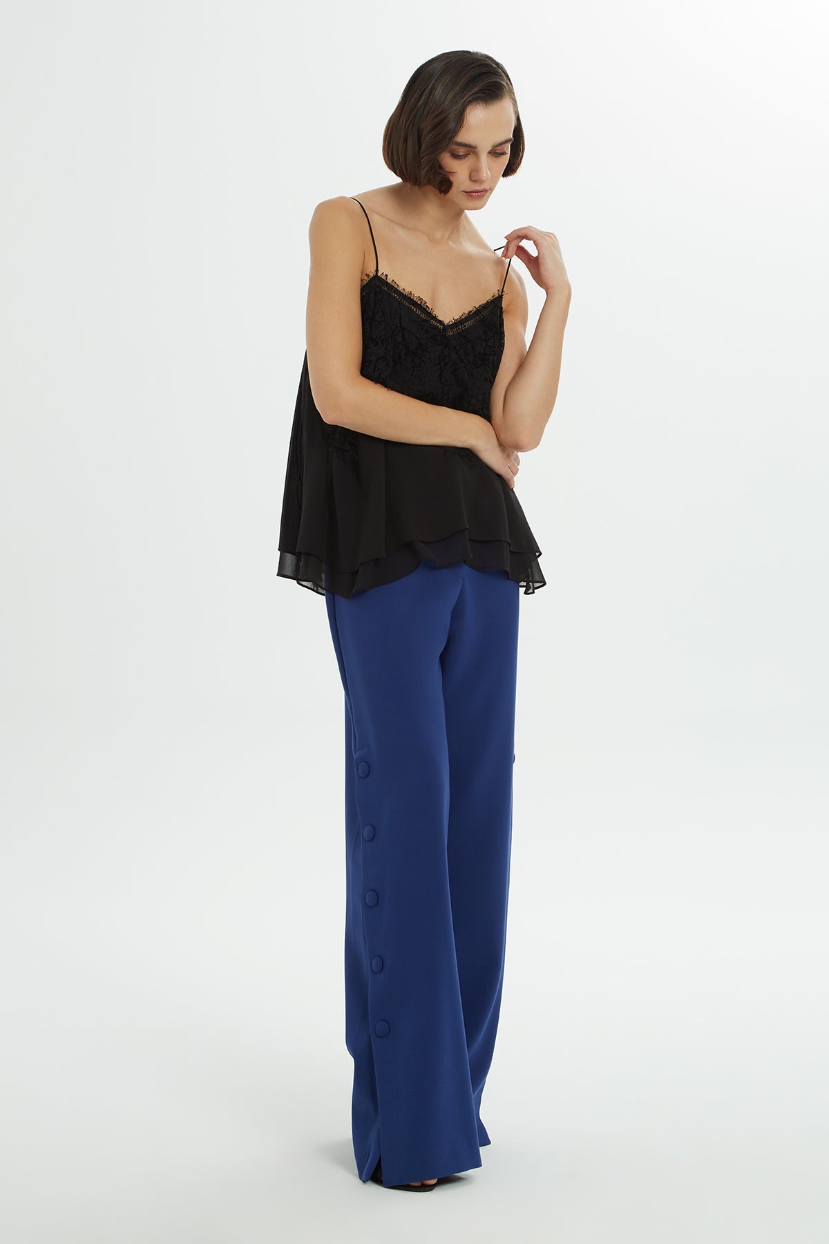 Önü Dantel Detaylı Askılı Bluz