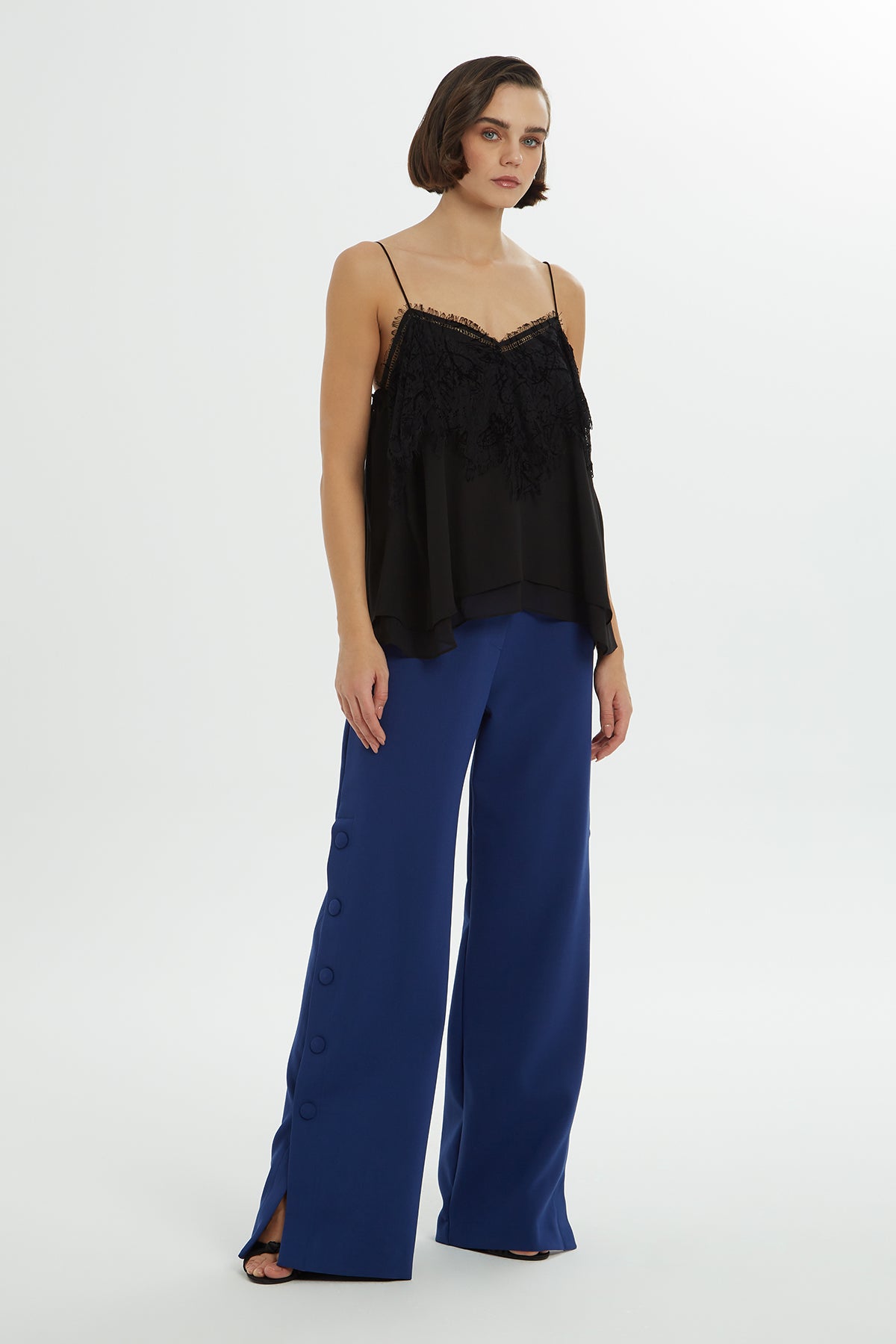 Önü Dantel Detaylı Askılı Bluz