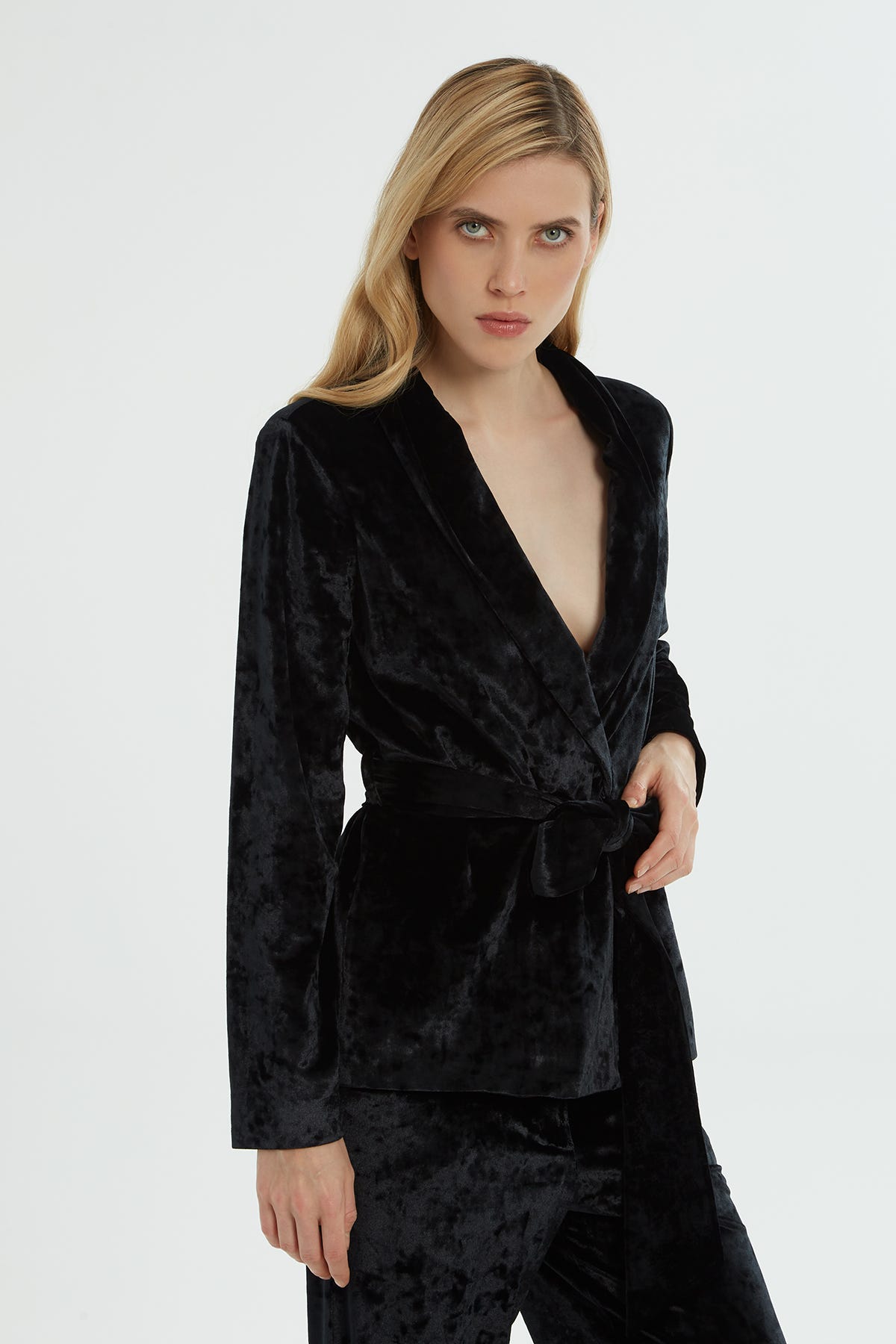 Ceketi Kuşaklı Rahat Kesim Pantolonlu Takım