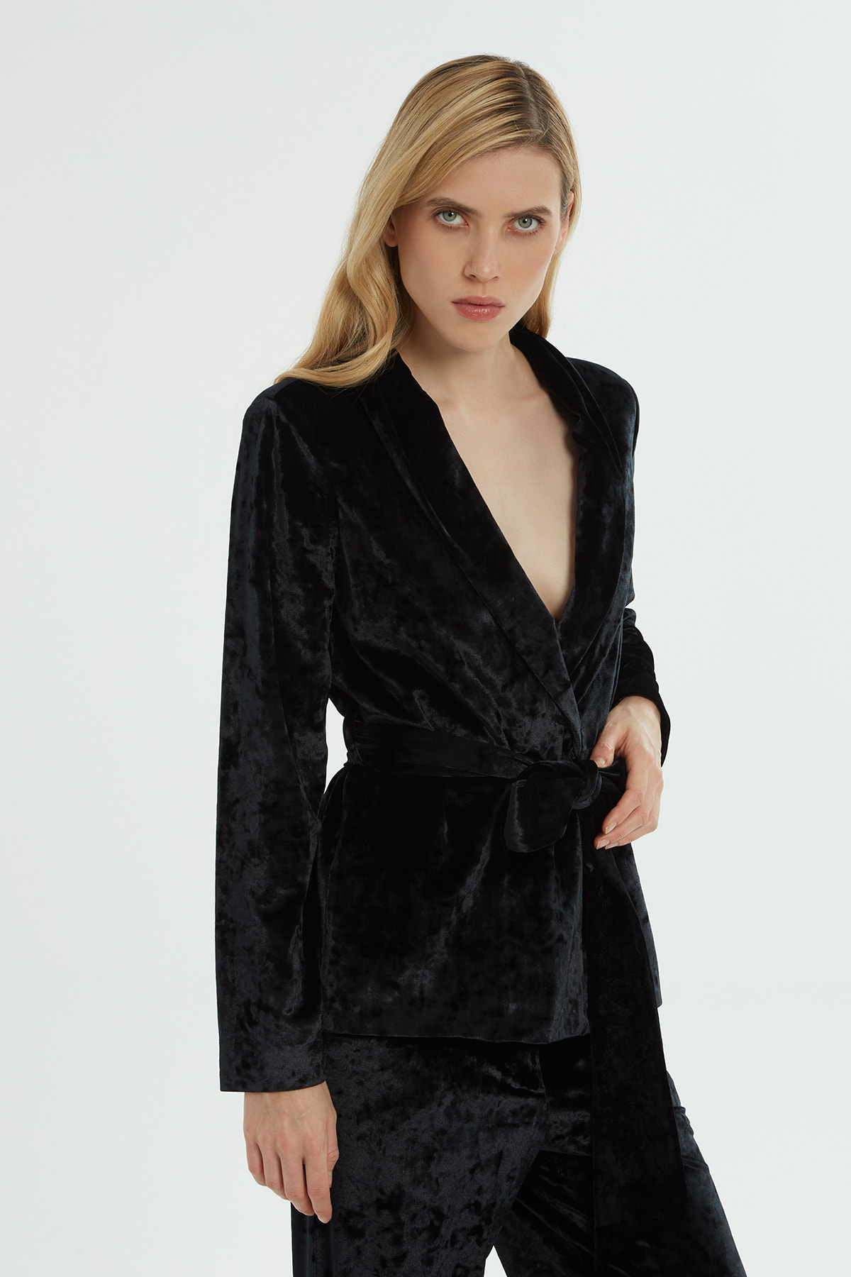 Ceketi Kuşaklı Rahat Kesim Pantolonlu Takım