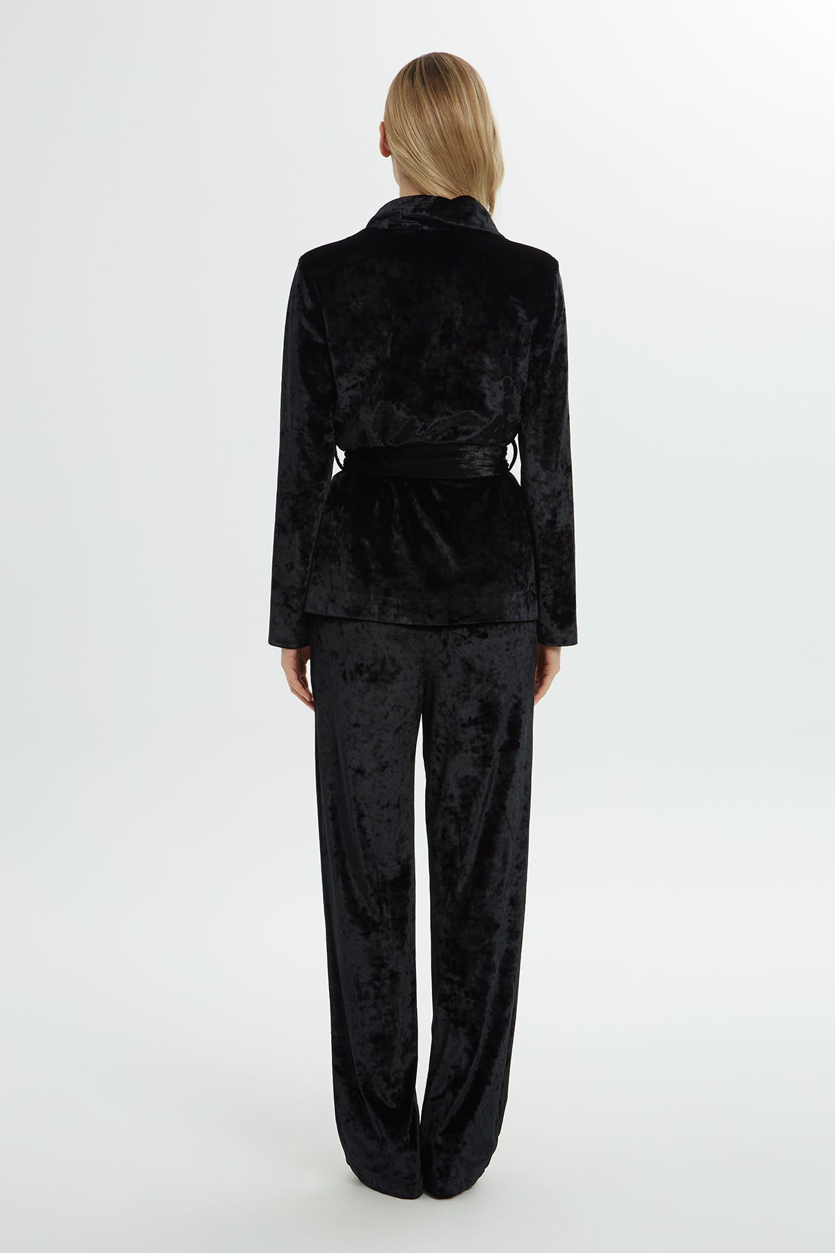 Ceketi Kuşaklı Rahat Kesim Pantolonlu Takım