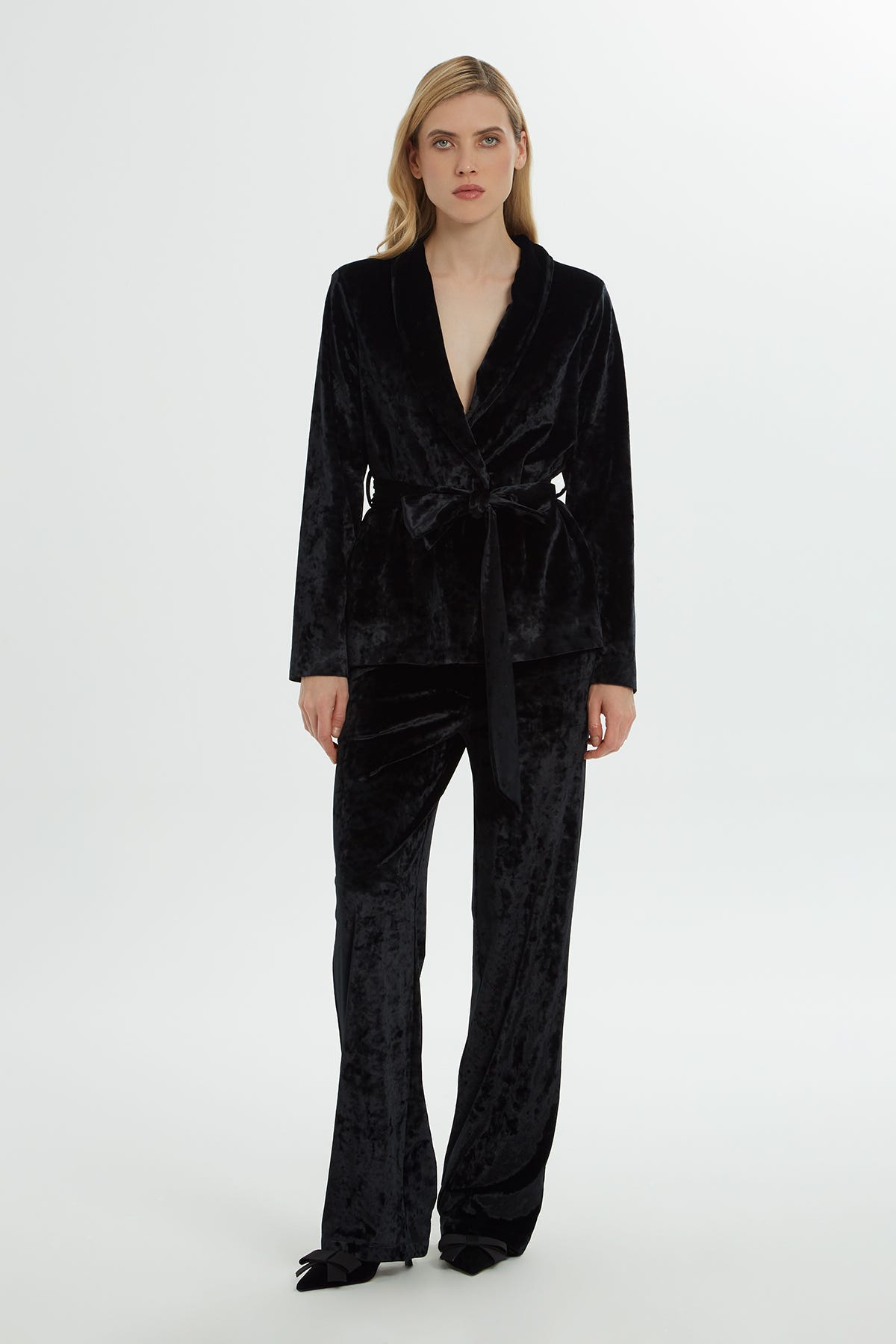 Ceketi Kuşaklı Rahat Kesim Pantolonlu Takım