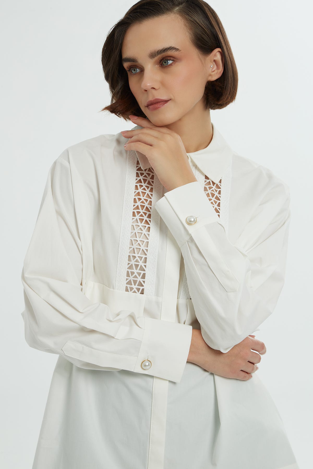 Şerit Dantel Detaylı İnci Düğmeli Gömlek