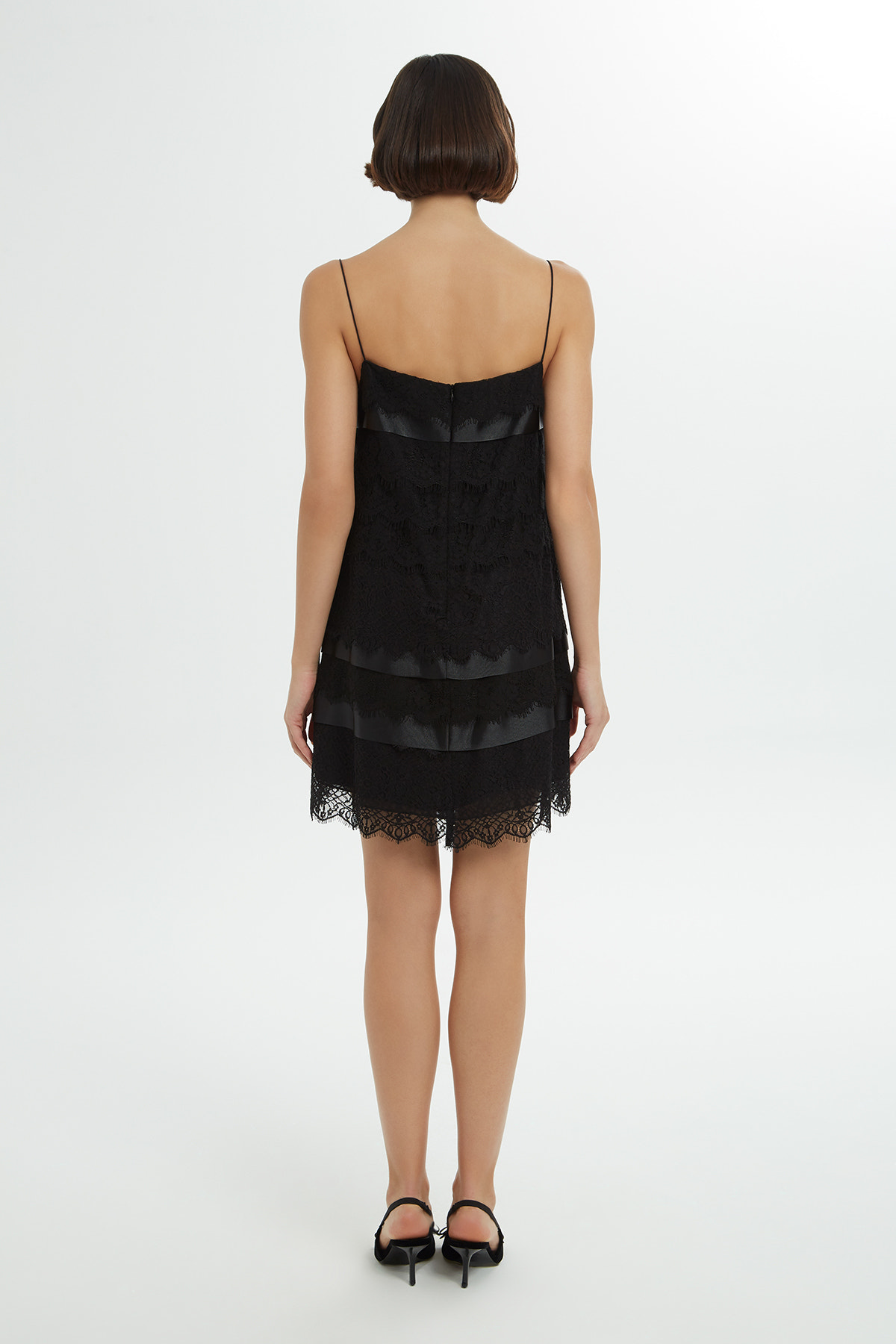 Dantel Detaylı Askılı Kısa Elbise