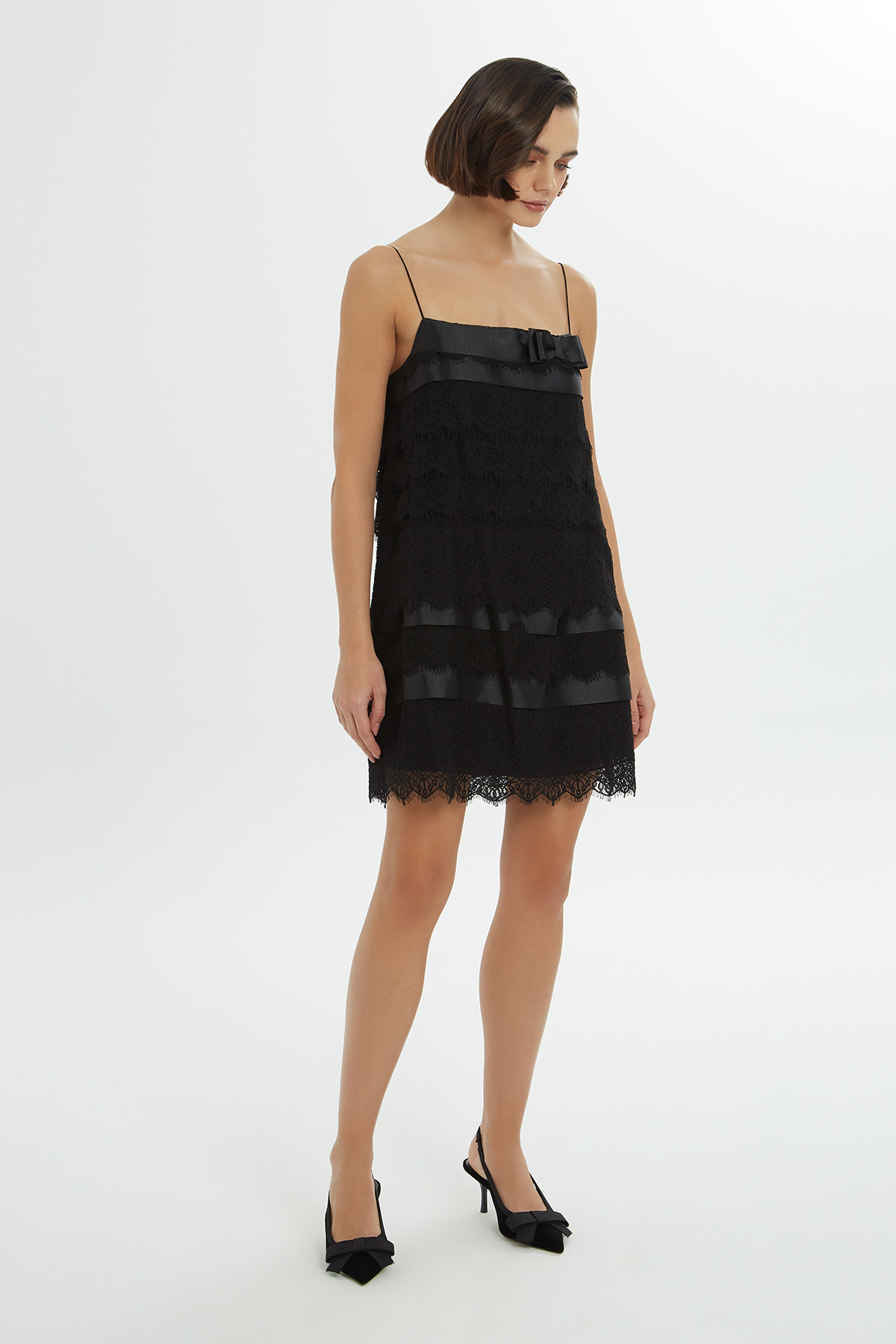 Dantel Detaylı Askılı Kısa Elbise