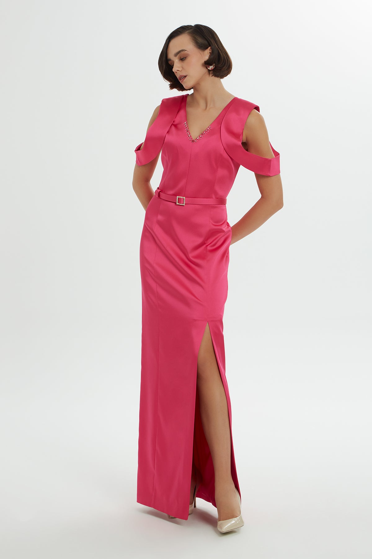 V Yaka İşleme Detaylı Yırtmaçlı Uzun Abiye Elbise