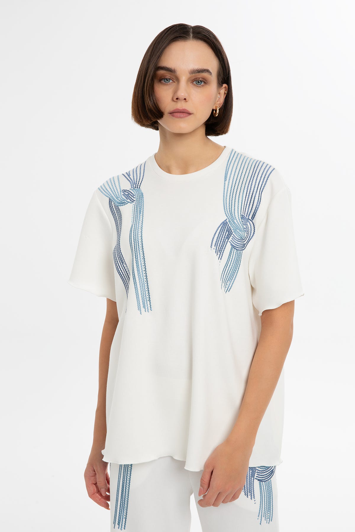Yuvarlak Yaka Nakışlı T-shirt