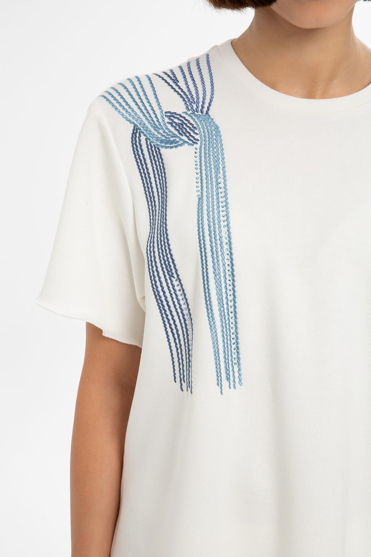 Yuvarlak Yaka Nakışlı T-shirt