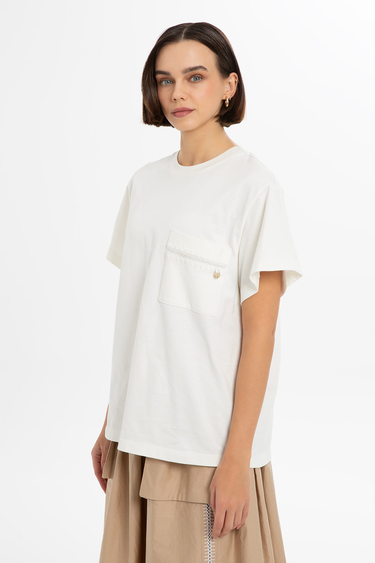 Aksesuar Detaylı Ekru T-shirt