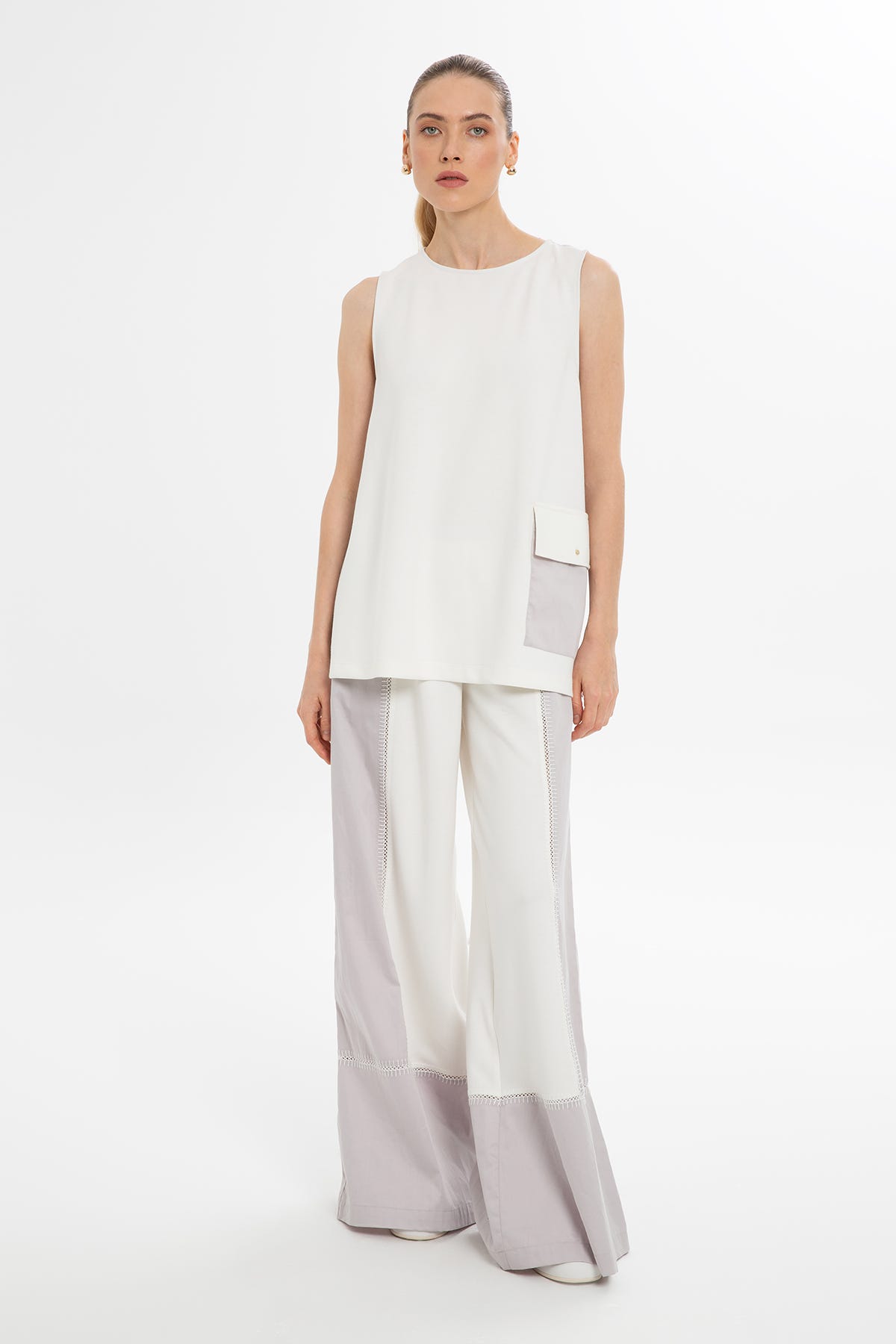 Sırtı Pencereli Kolsuz Bluz