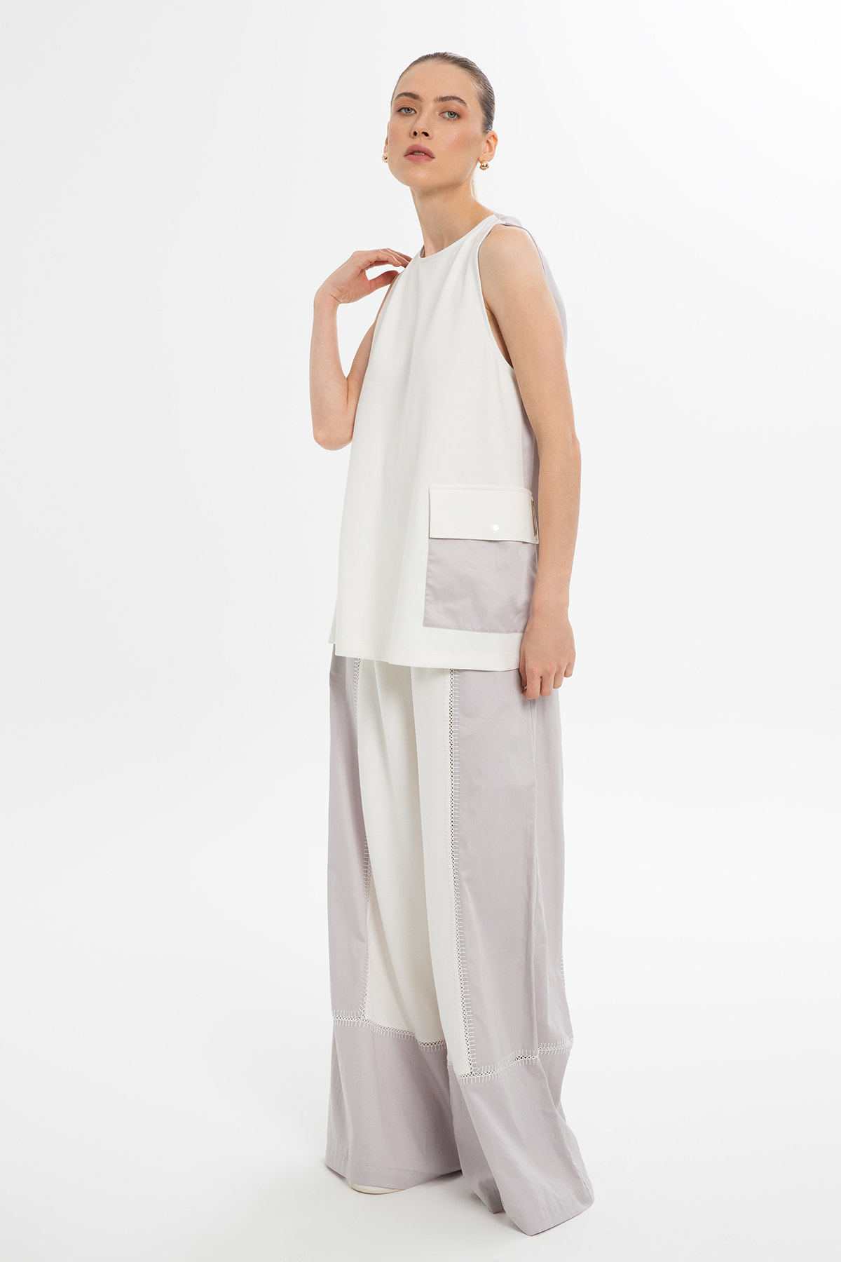 Sırtı Pencereli Kolsuz Bluz