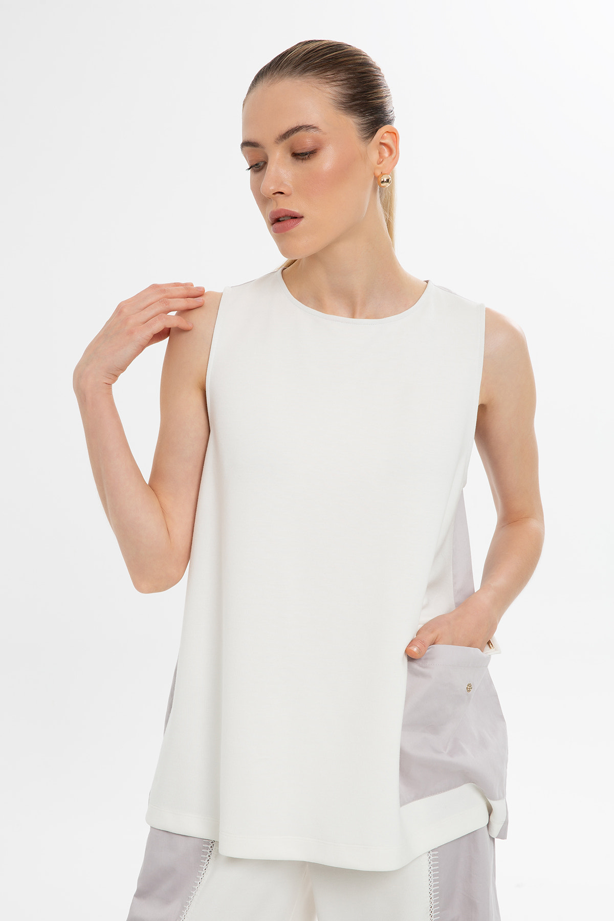 Sırtı Pencereli Kolsuz Bluz