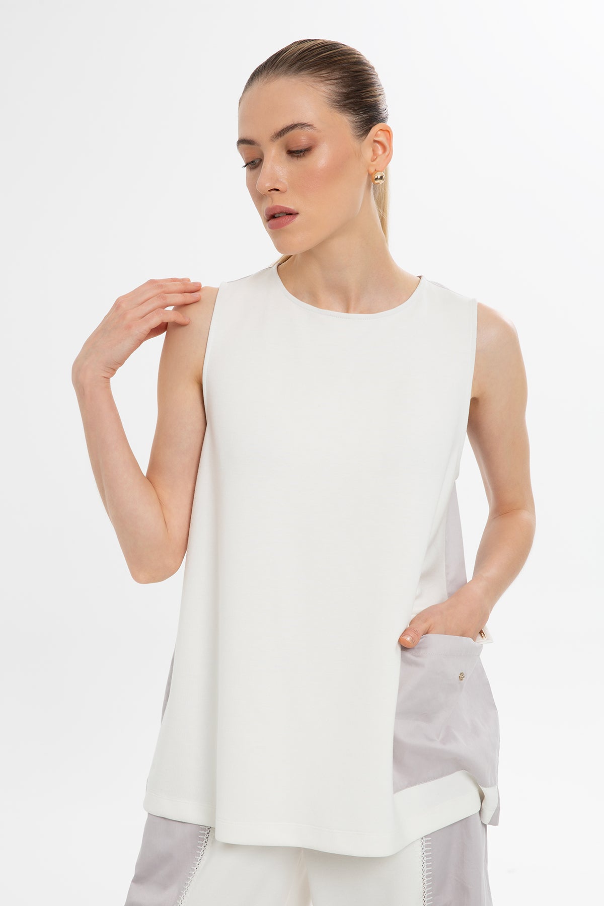 Sırtı Pencereli Kolsuz Bluz