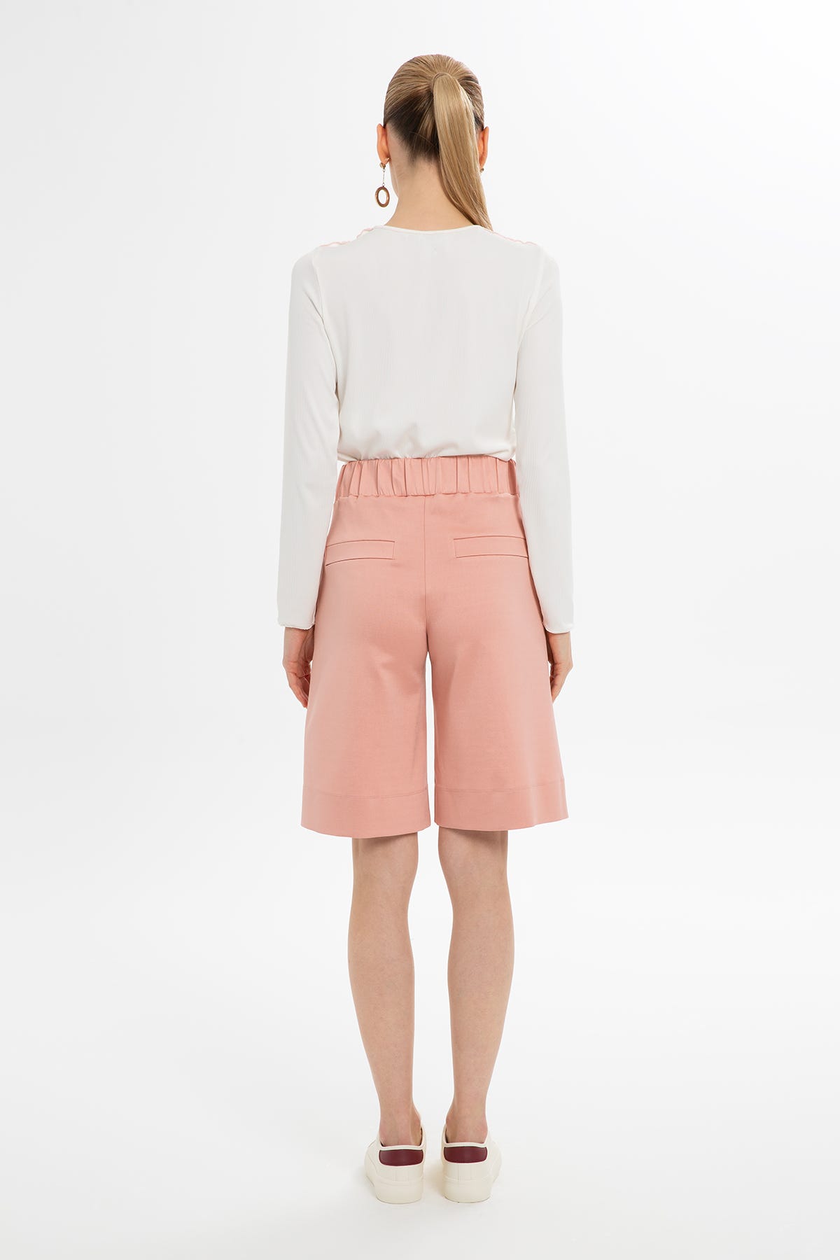 Önü Nakış Detaylı Şort