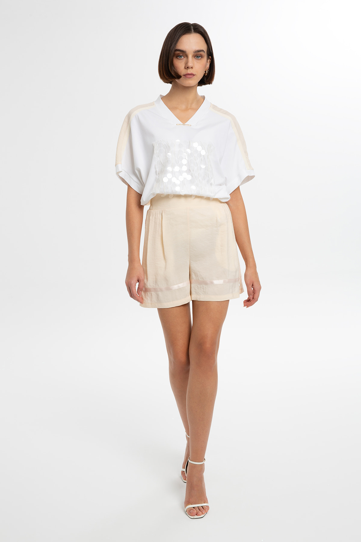 Saten Detaylı Nakışlı Şort