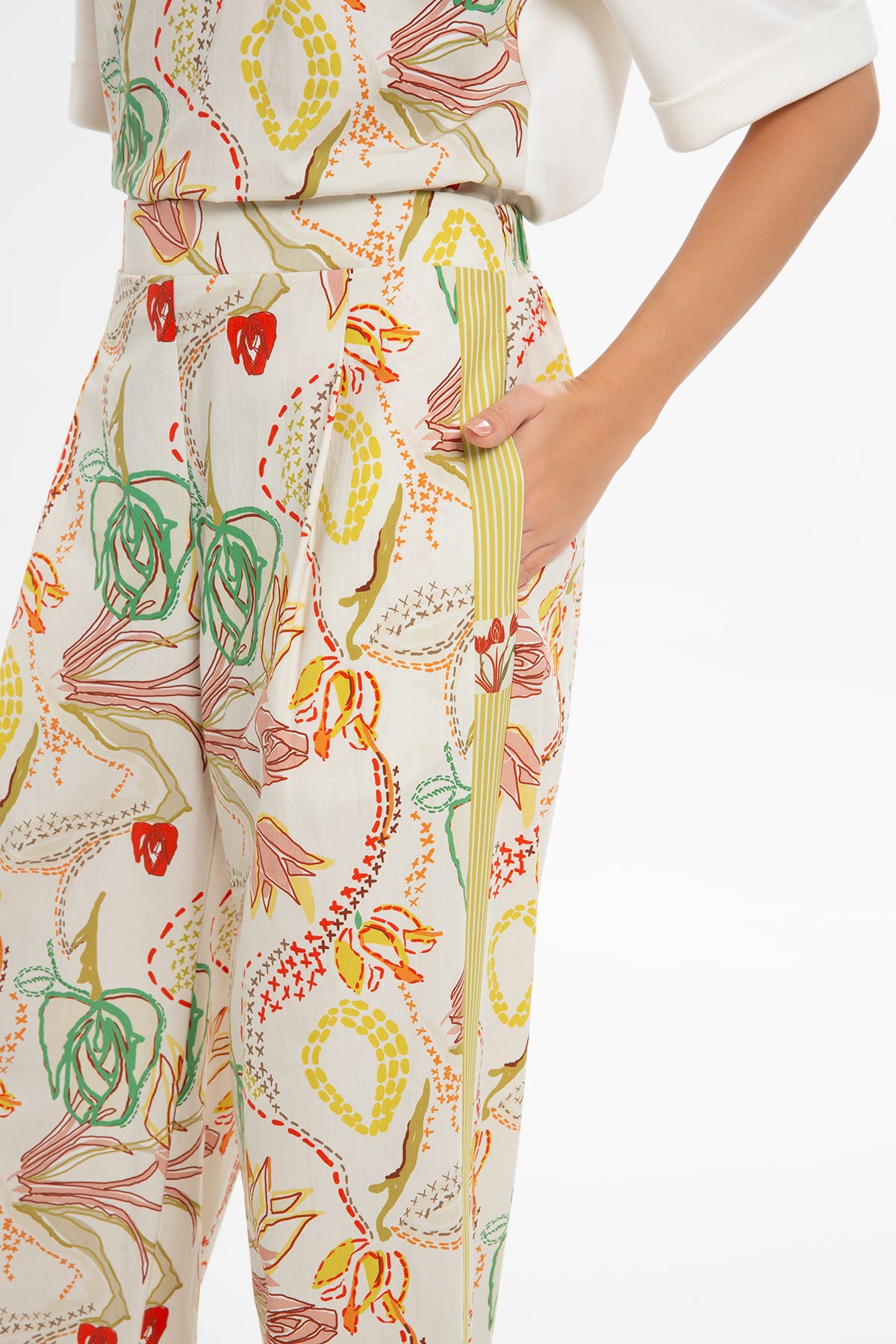 Saten Biye Detaylı Desenli Pantolon