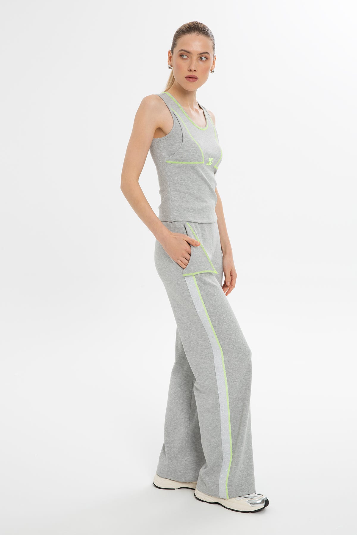 Kontrast Dikiş Detaylı Nakışlı Bluz