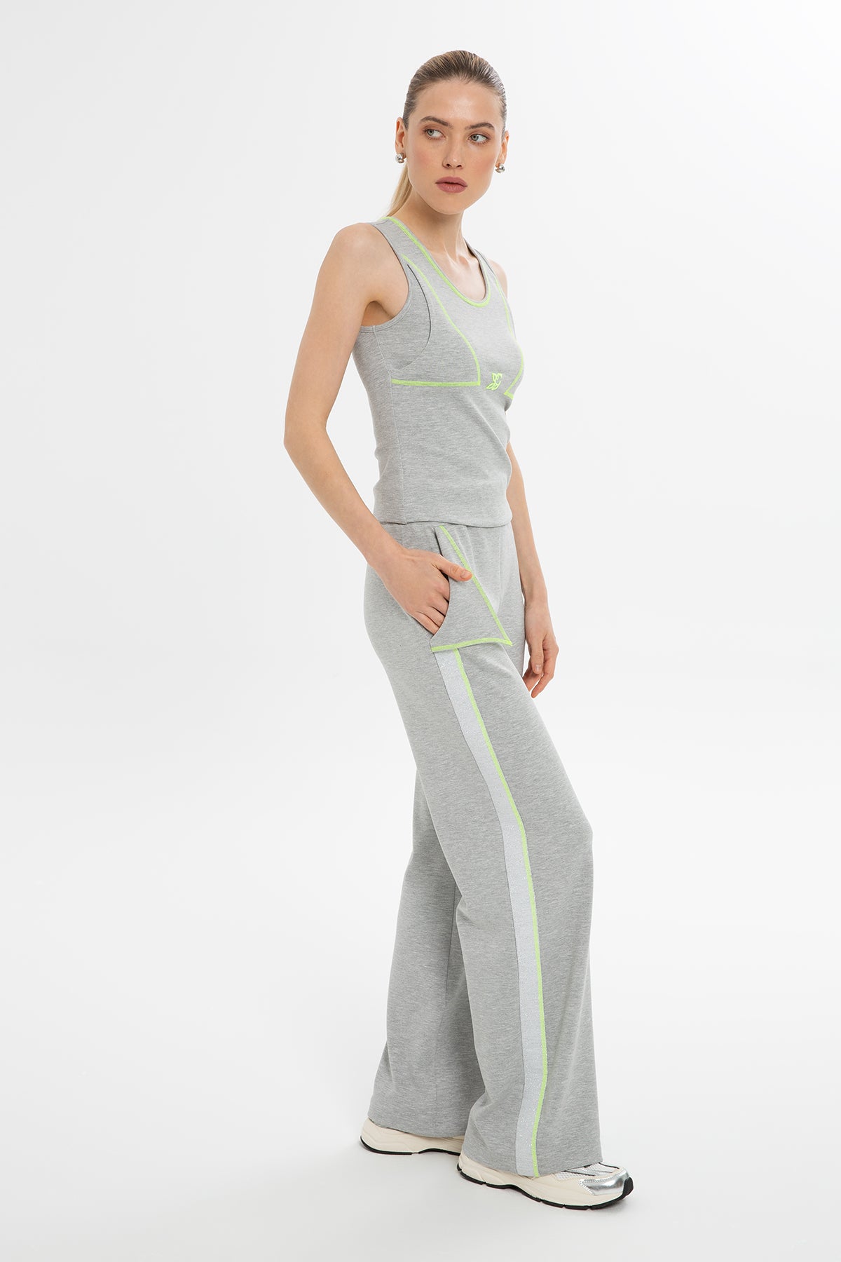 Kontrast Dikiş Detaylı Nakışlı Bluz