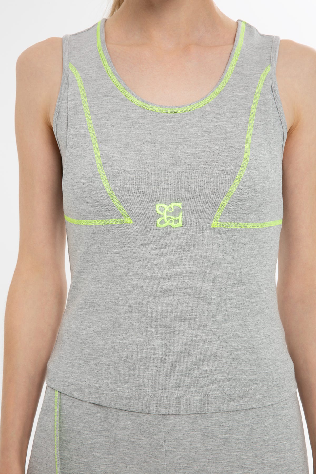 Kontrast Dikiş Detaylı Nakışlı Bluz