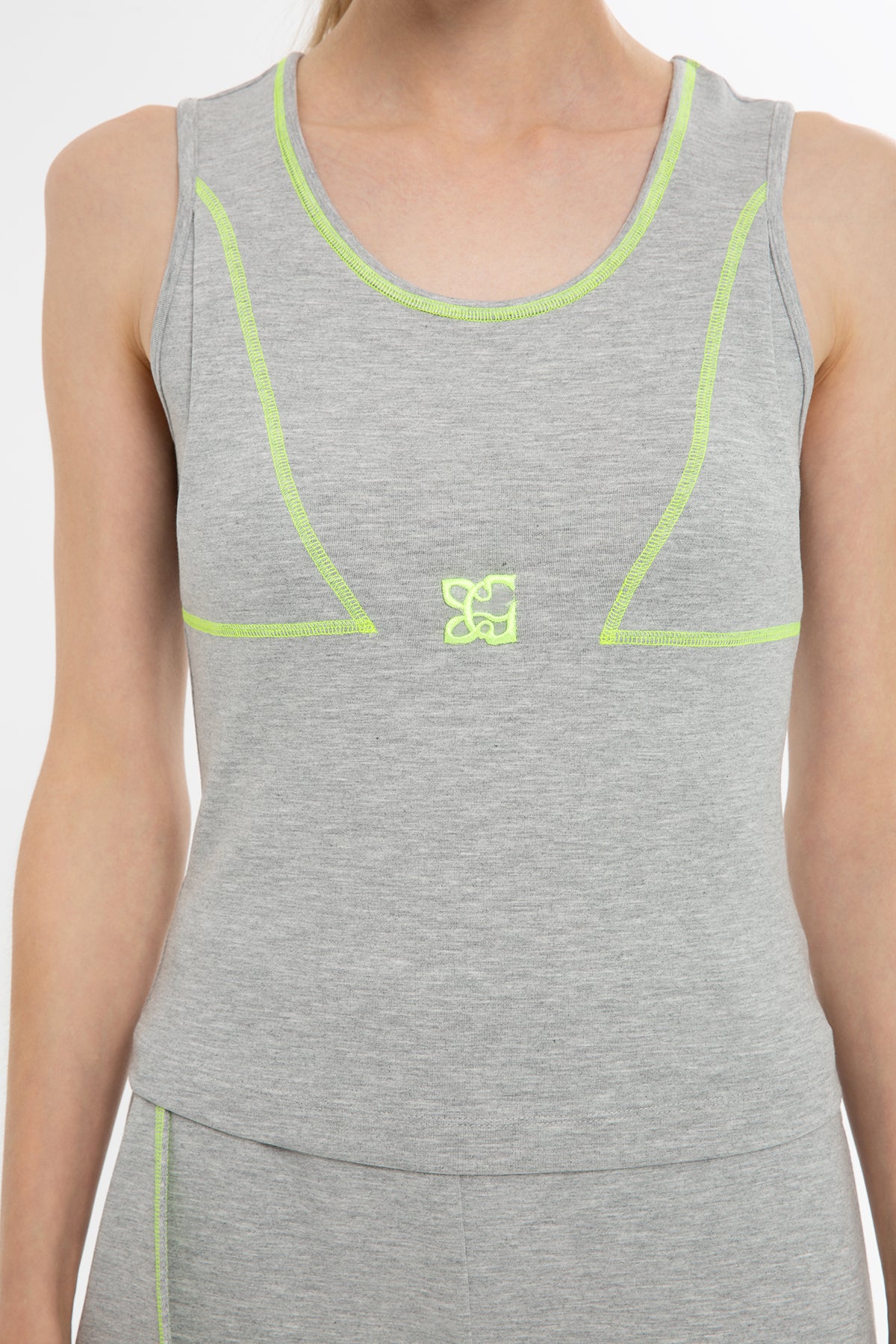 Kontrast Dikiş Detaylı Nakışlı Bluz