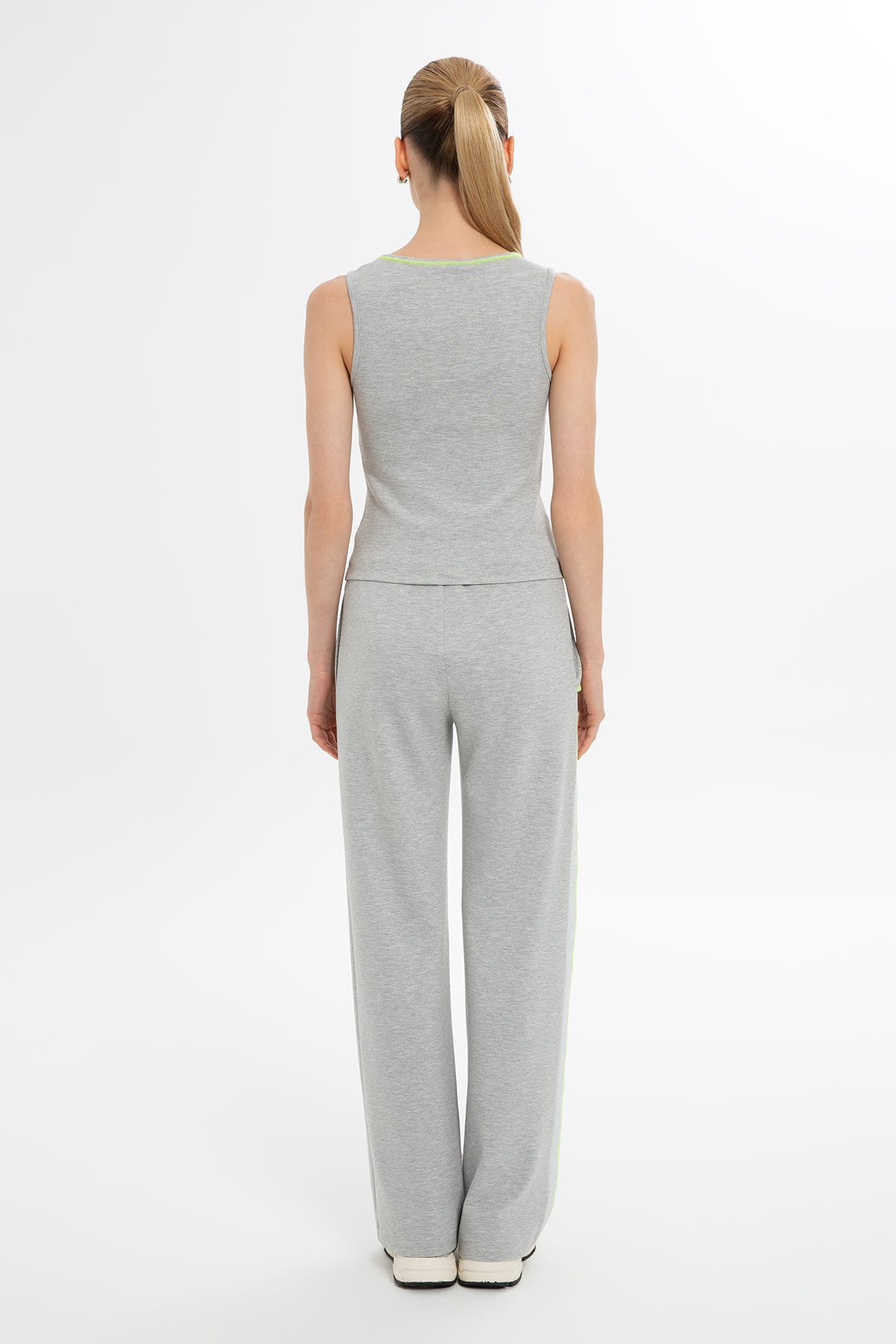 Kontrast Dikiş Detaylı Nakışlı Bluz