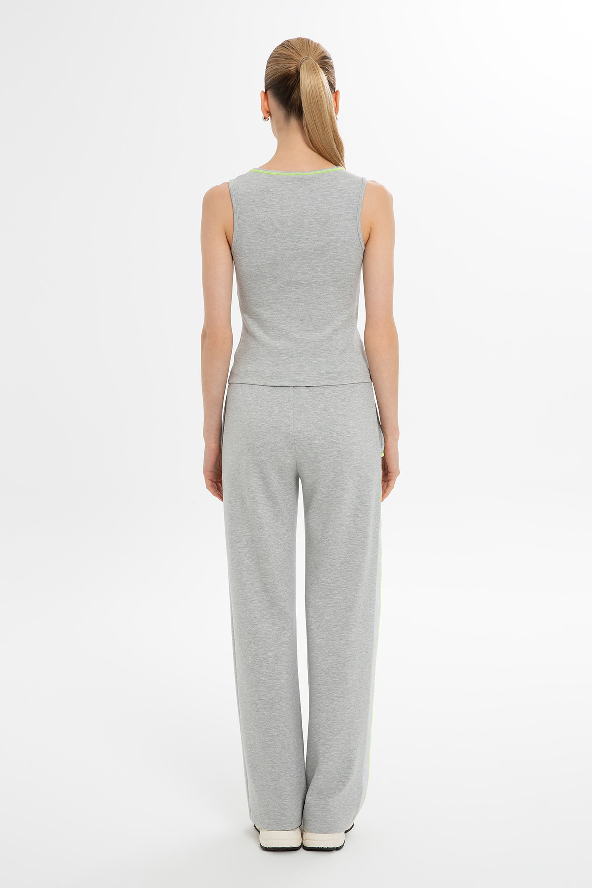 Kontrast Dikiş Detaylı Nakışlı Bluz