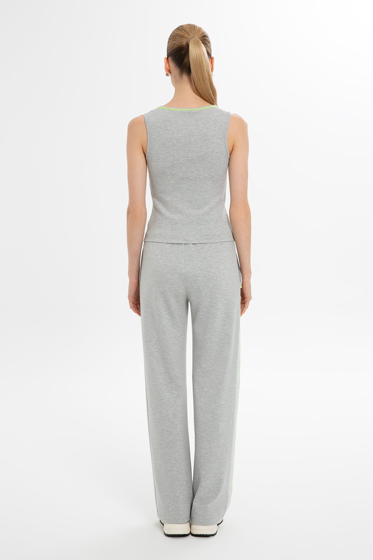 Kontrast Dikiş Detaylı Nakışlı Bluz