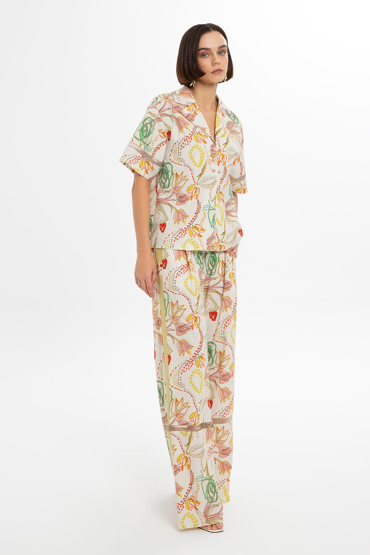 Kısa Kollu Renkli Desenli Gömlek