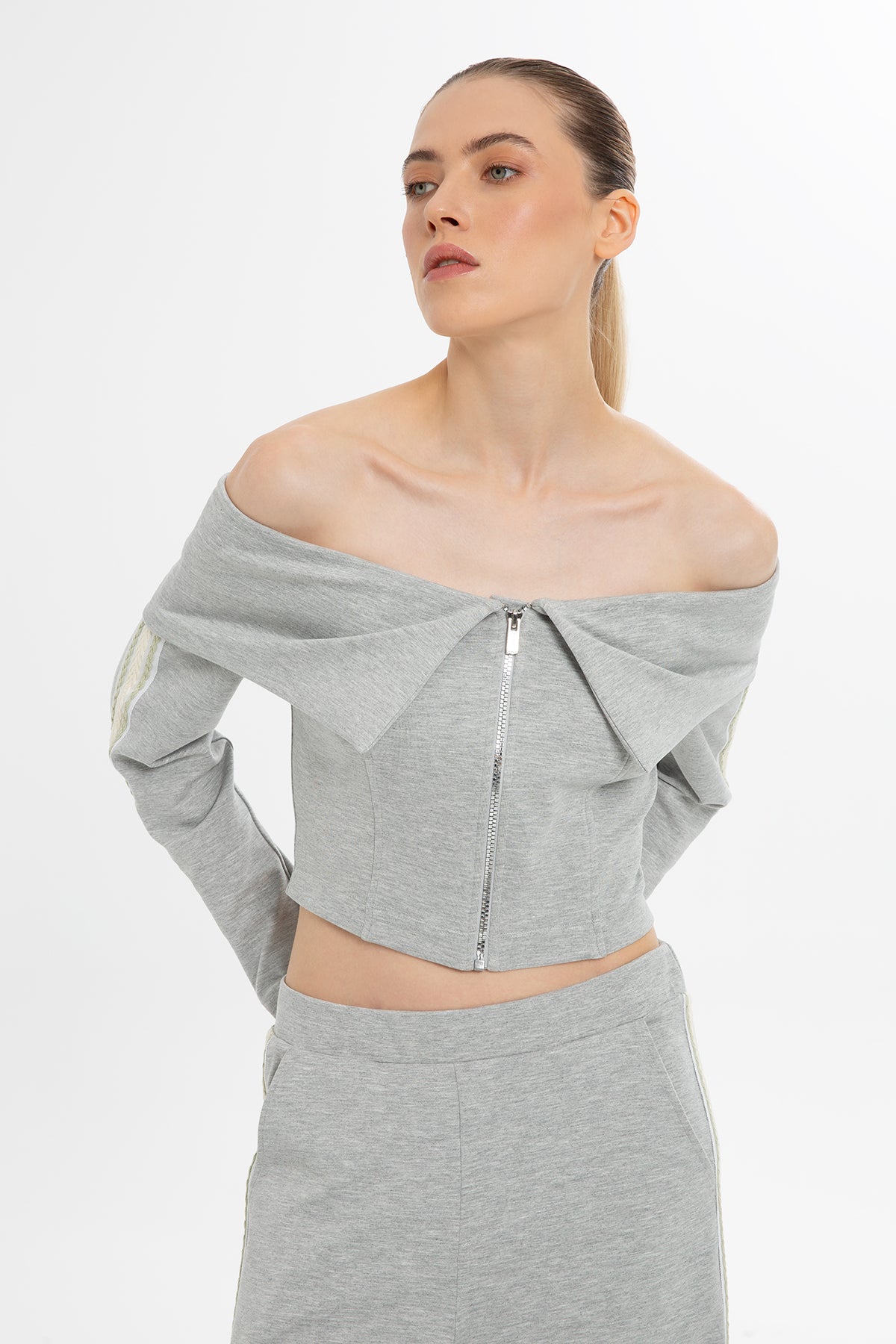 Kolları Şeritli Kayık Yaka Bluz