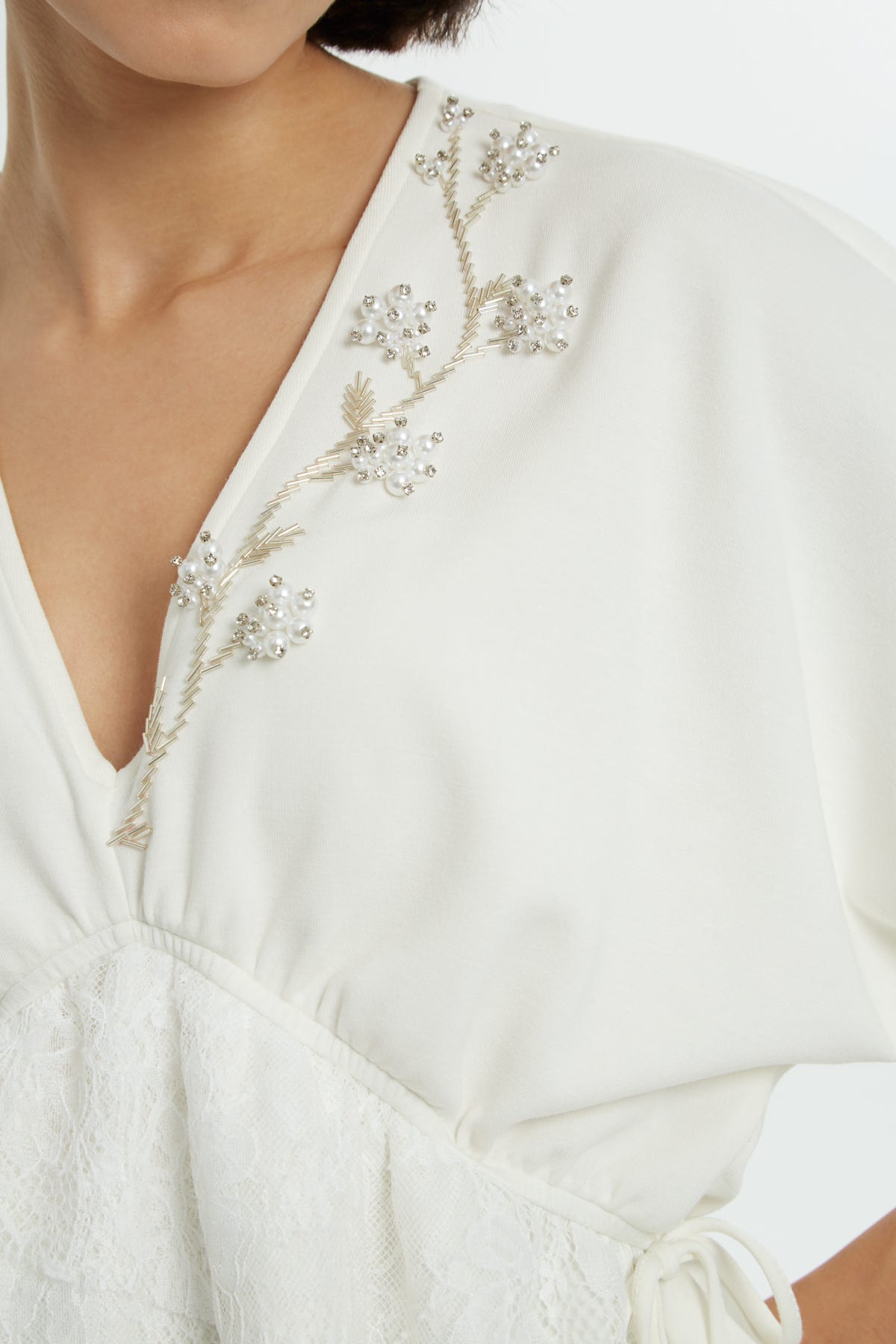 Dantelli V Yakalı Bluz