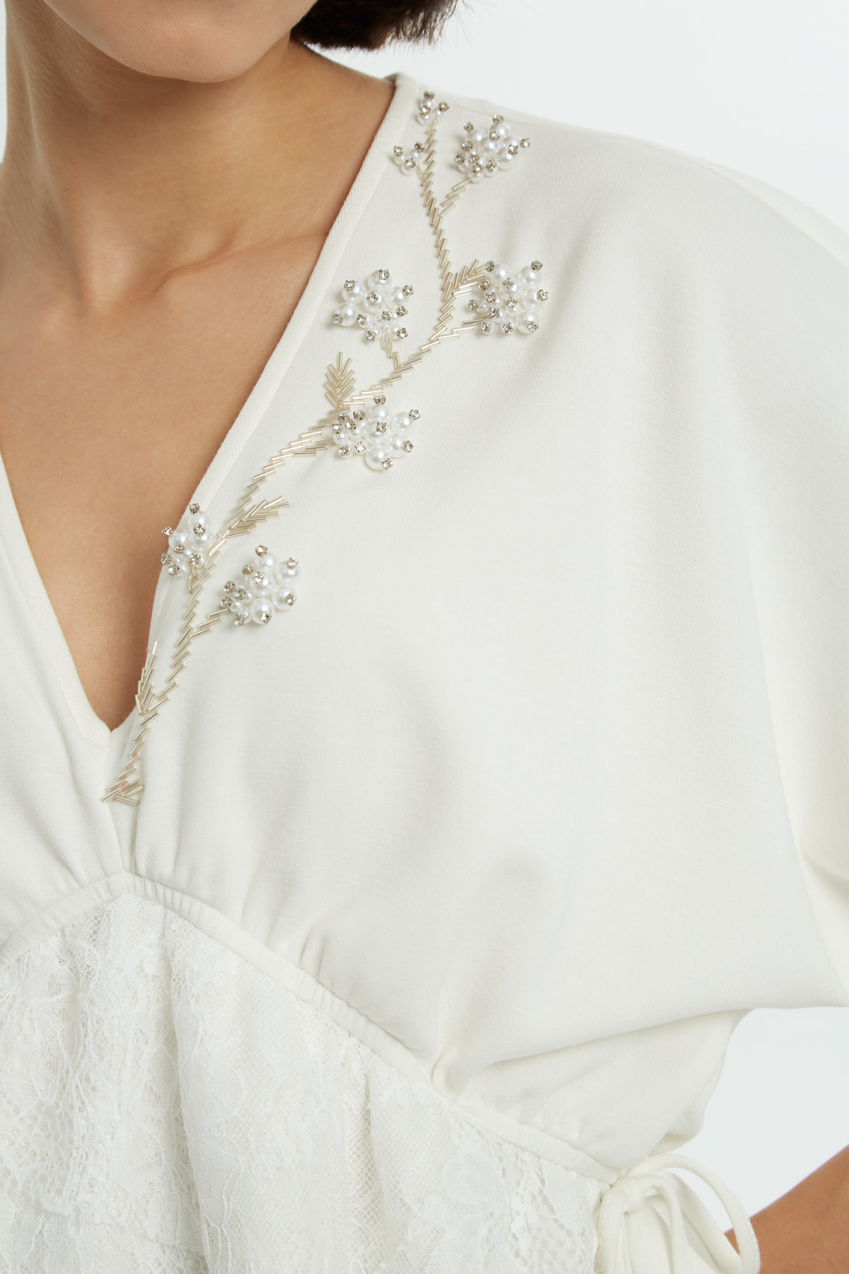 Dantelli V Yakalı Bluz